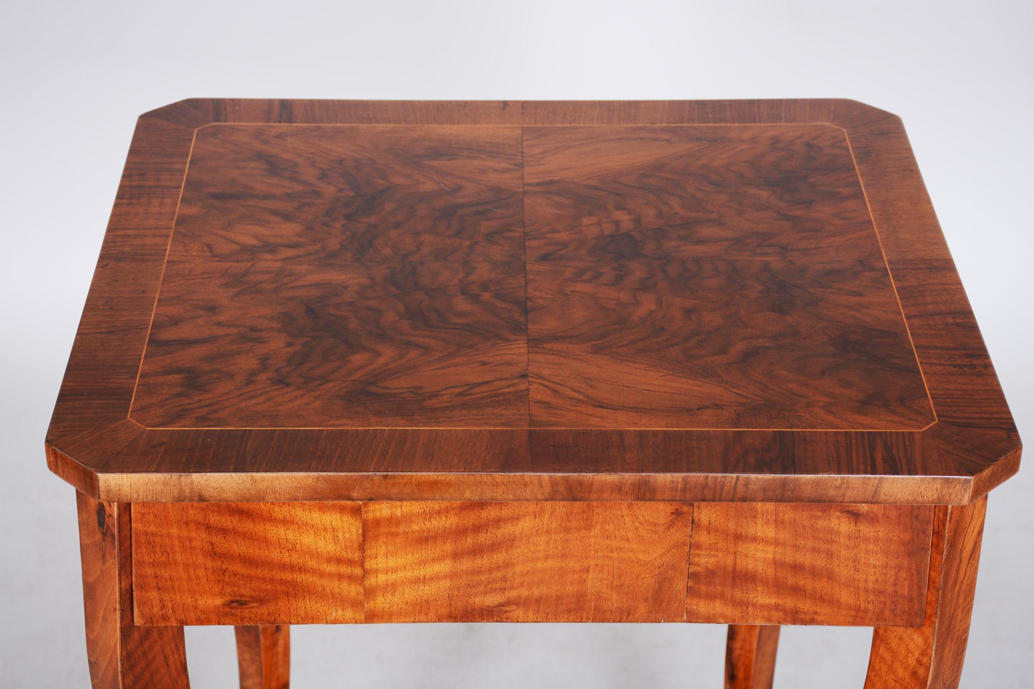 19th Century Small Brown Walnut Biedermeier Side Table, Austria, 1830s, Shellac Polished