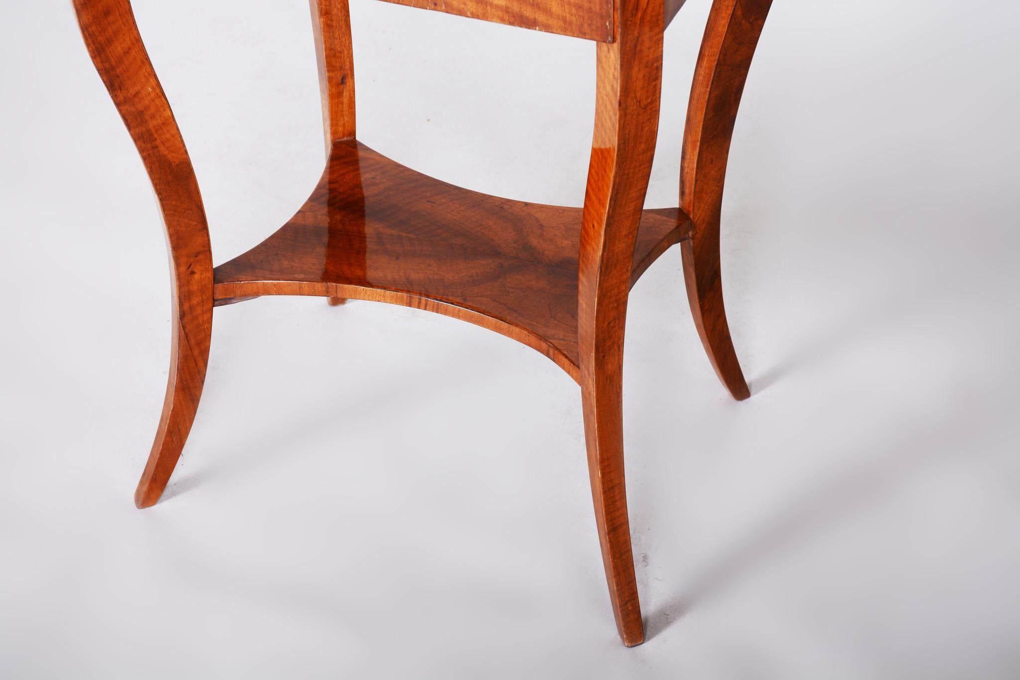 Small Brown Walnut Biedermeier Side Table, Austria, 1830s, Shellac Polished 1
