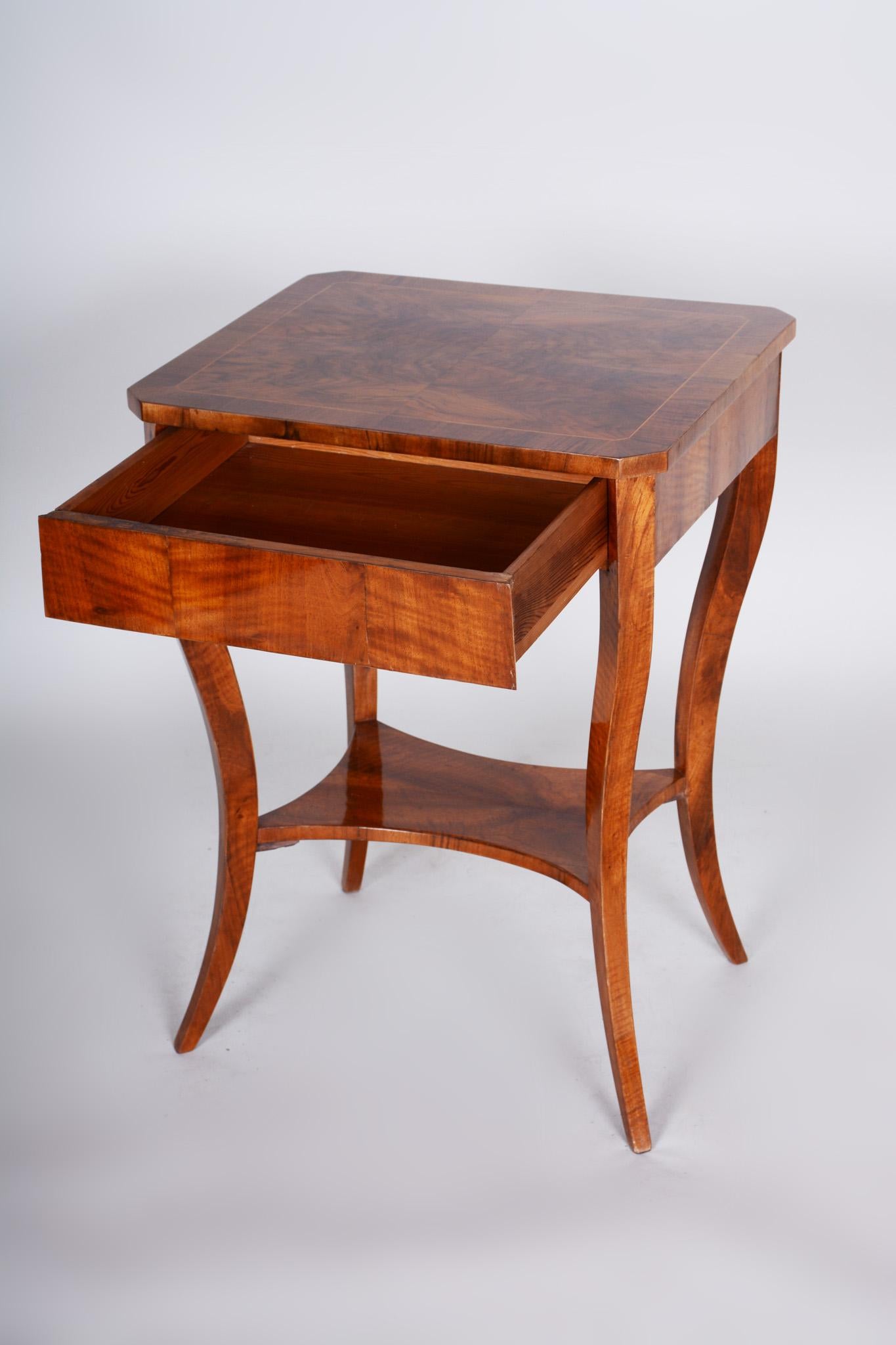 Small Brown Walnut Biedermeier Side Table, Austria, 1830s, Shellac Polished 3