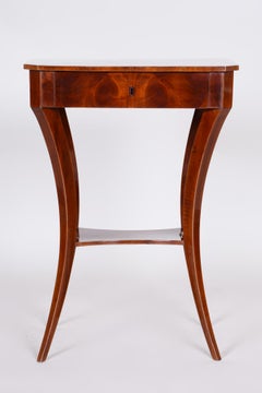 Biedermeiertisch aus braunem Nussbaumholz, Deutschland, 1830er Jahre, Shellac poliert