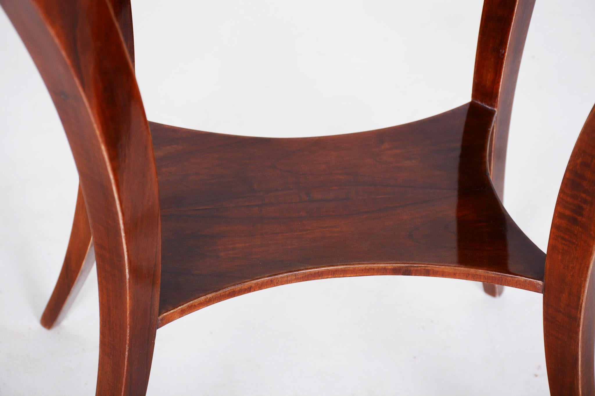 Small Brown Walnut Biedermeier Table, Germany, 1830s, Shellac Polished In Good Condition For Sale In Brandys nad Labem, Středočeský kraj