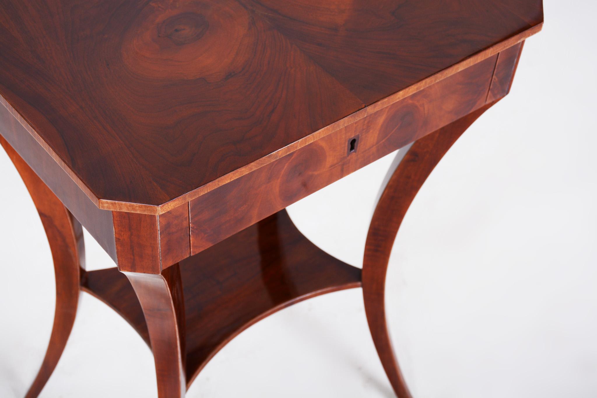 19th Century Small Brown Walnut Biedermeier Table, Germany, 1830s, Shellac Polished For Sale