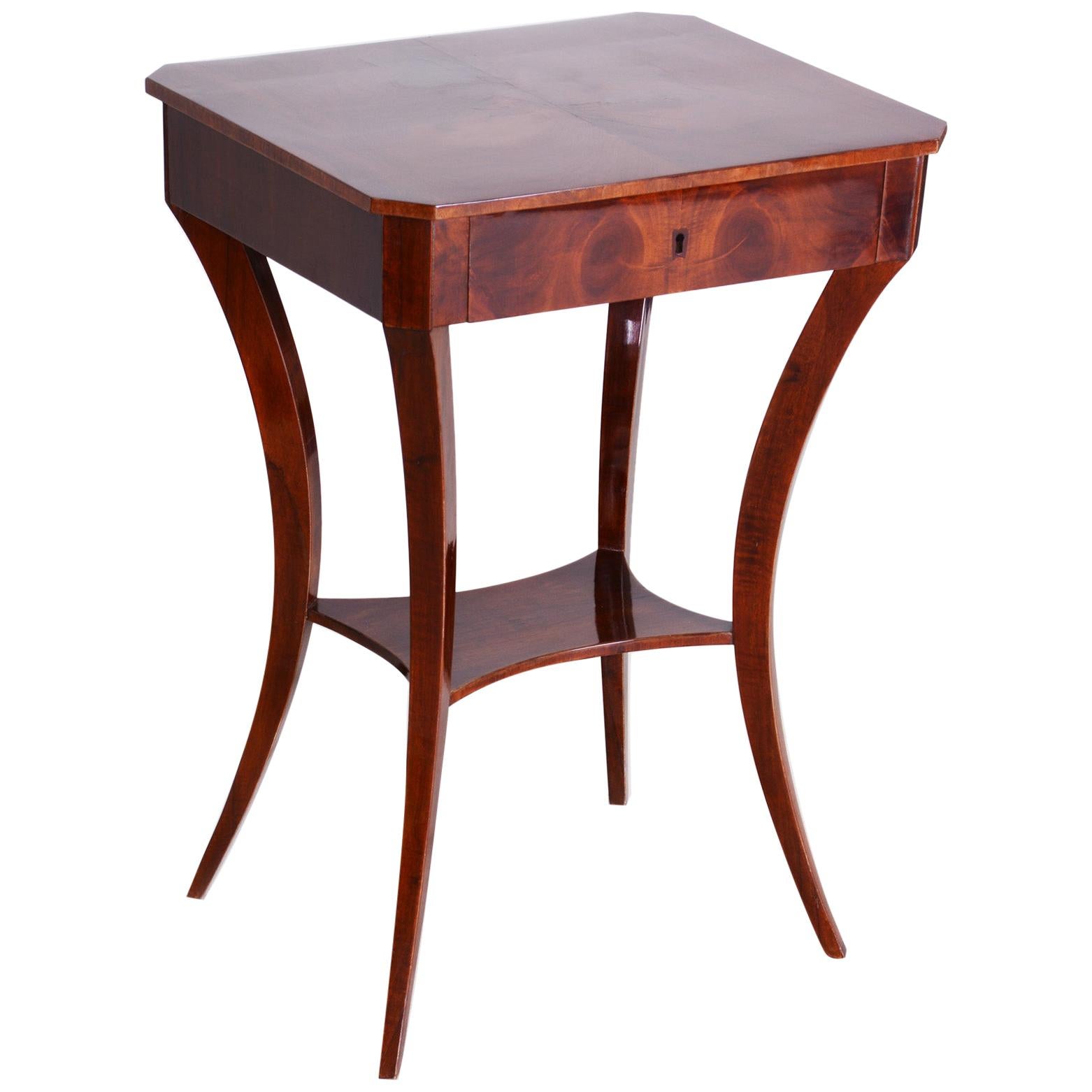 Small Brown Walnut Biedermeier Table, Germany, 1830s, Shellac Polished For Sale