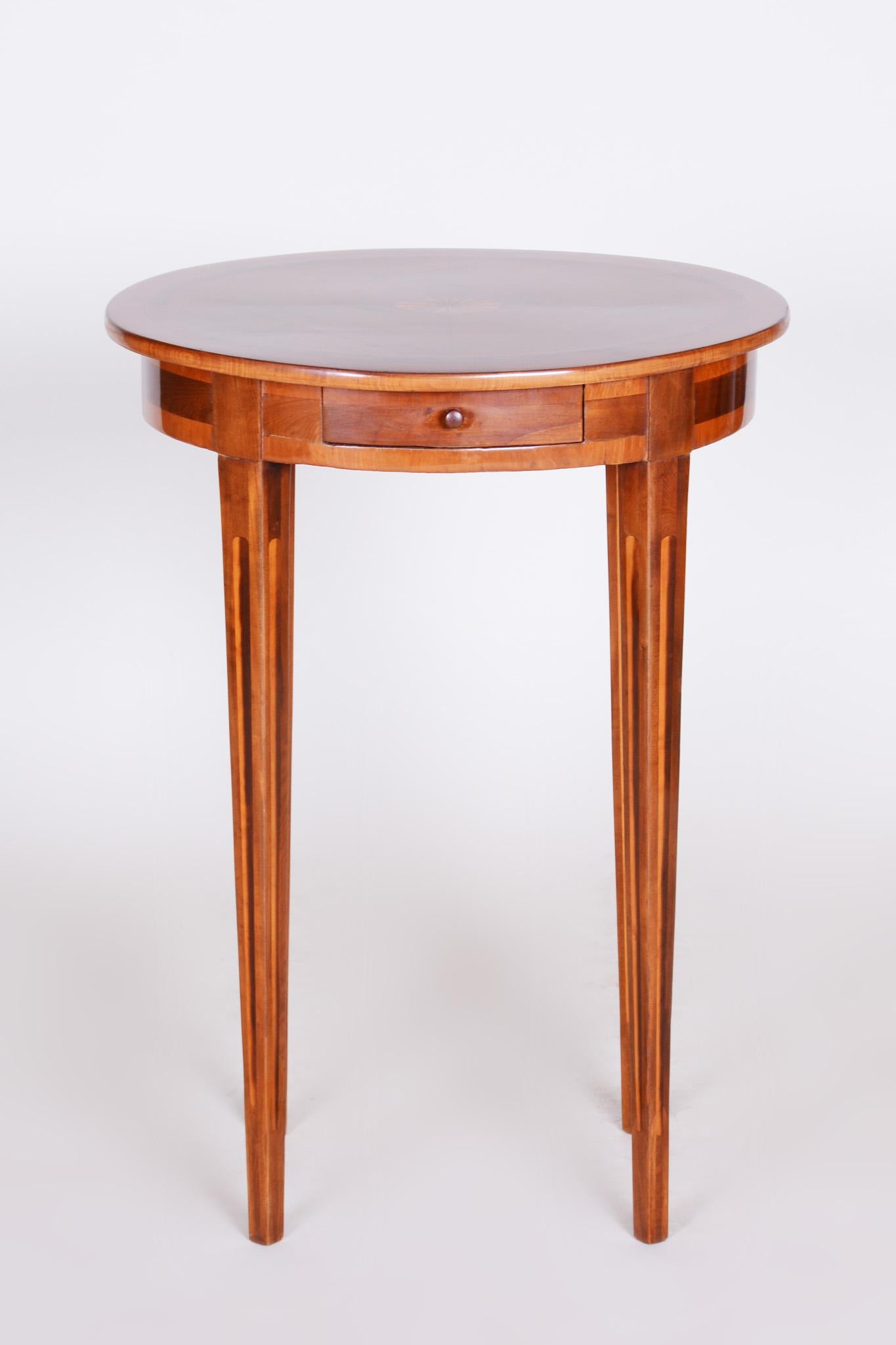 Klassischer Tisch mit Intarsien aus braunem Eibenbaumholz, Italien, 1810er Jahre, Shellac poliert (Biedermeier) im Angebot