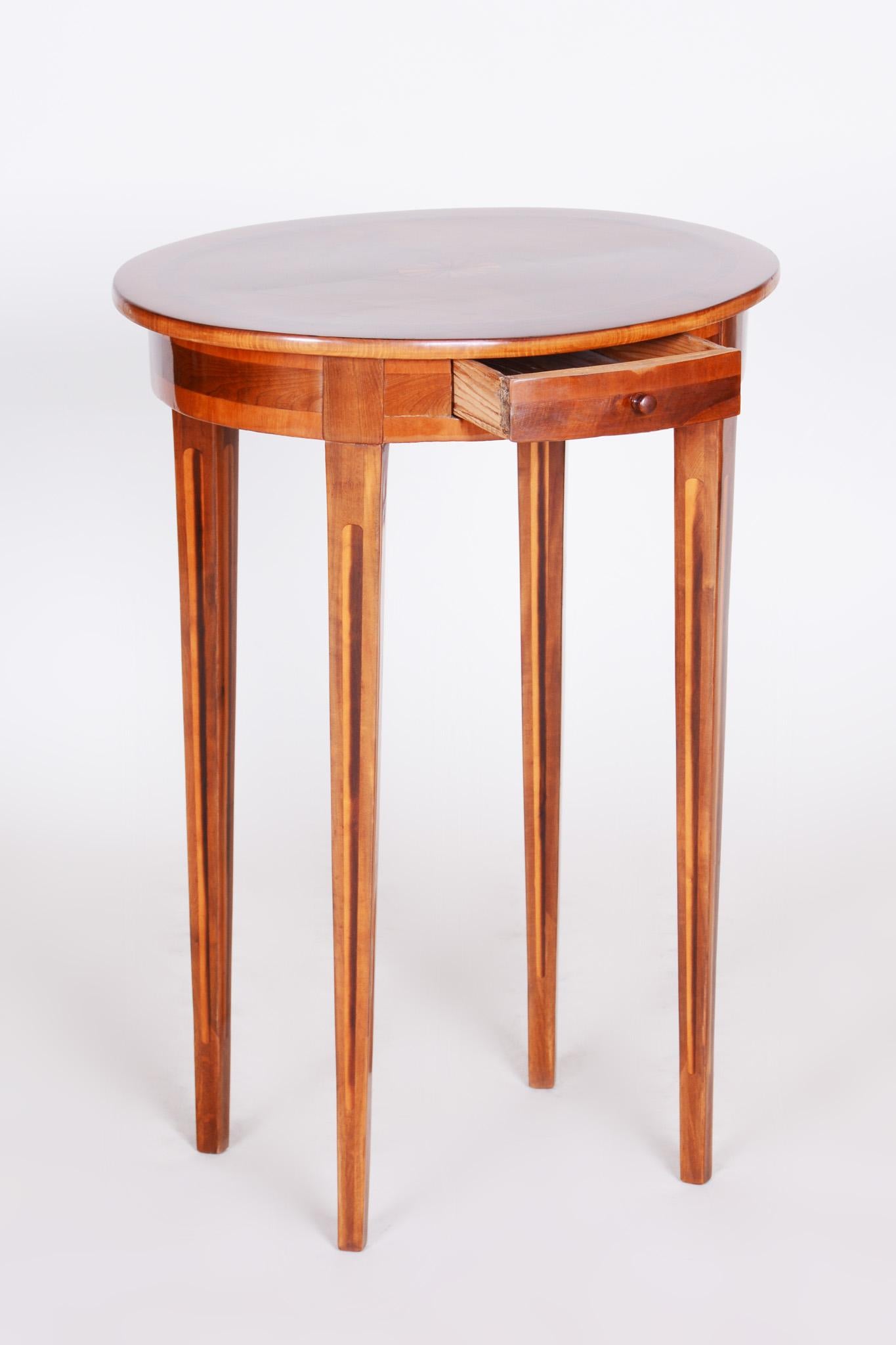 Italian Small Brown Yew-Tree Classicism Inlaid Table, Italy, 1810s, Shellac Polished For Sale