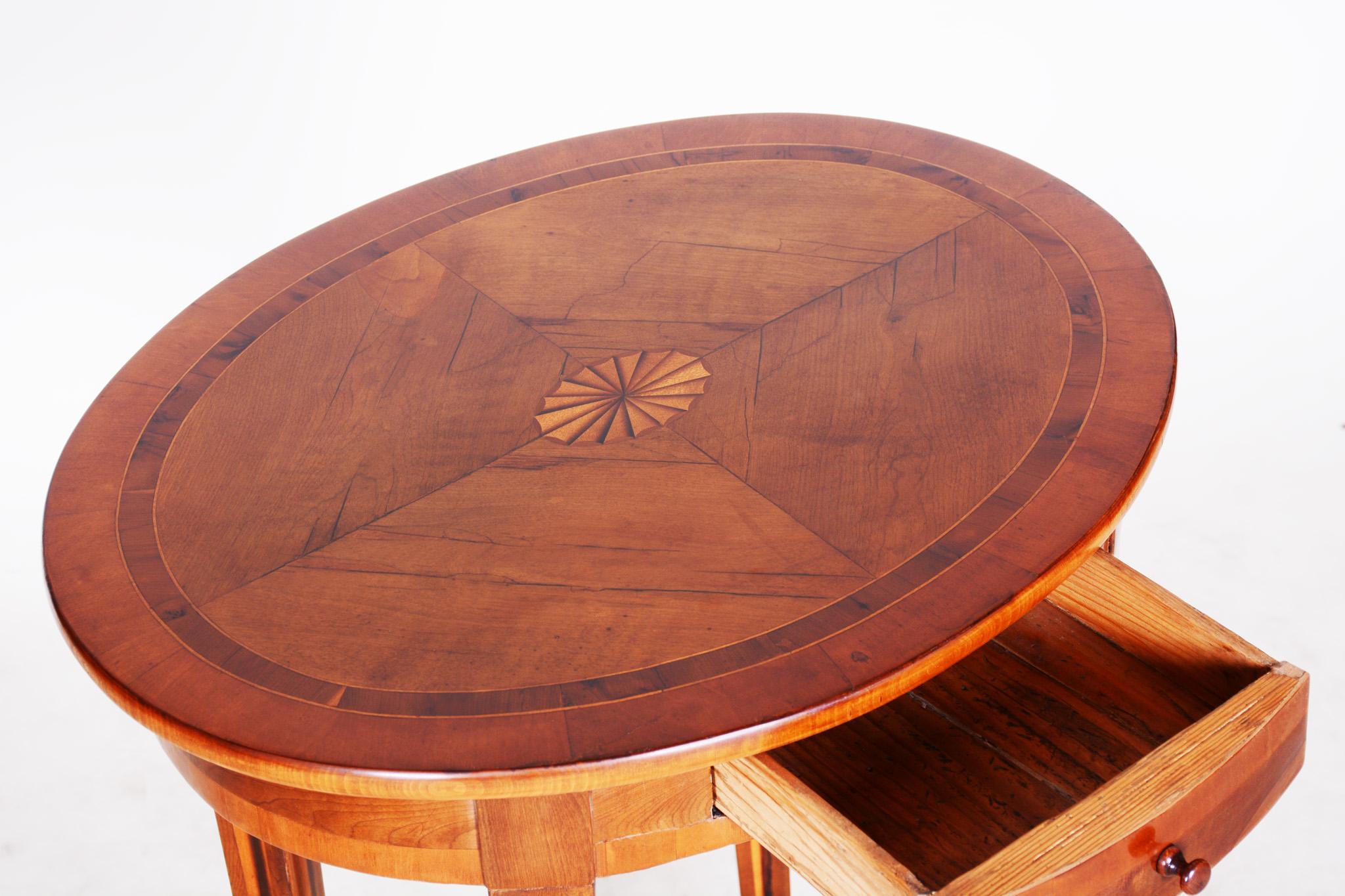 Small Brown Yew-Tree Classicism Inlaid Table, Italy, 1810s, Shellac Polished In Good Condition For Sale In Horomerice, CZ