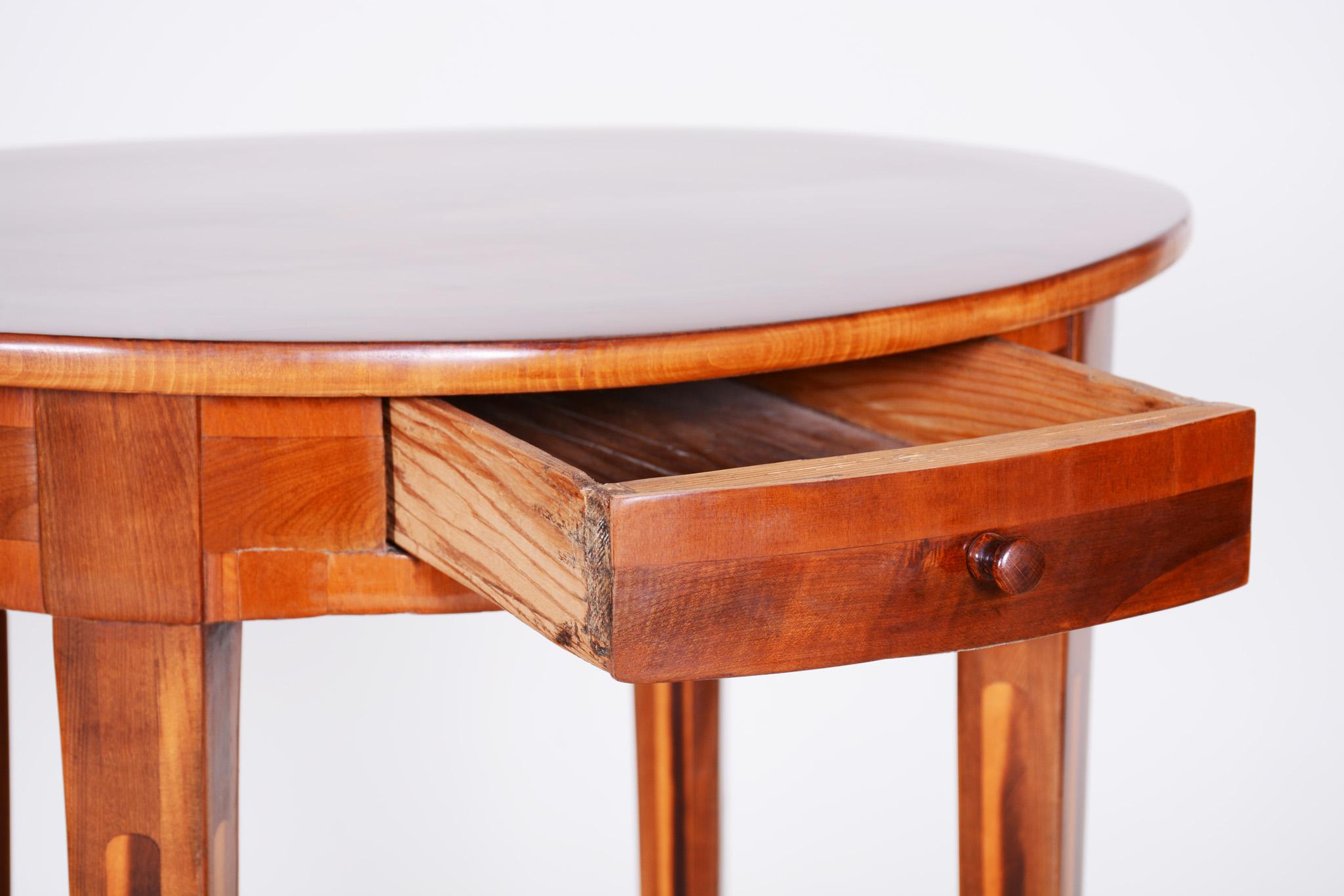 Small Brown Yew-Tree Classicism Inlaid Table, Italy, 1810s, Shellac Polished For Sale 1