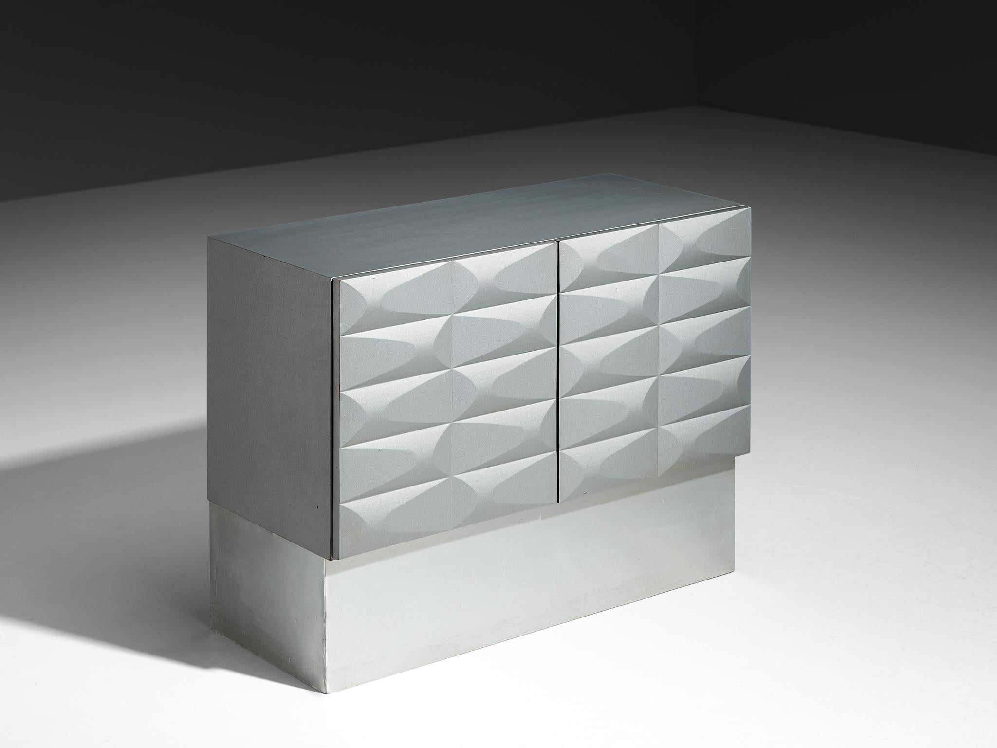 Kabinett oder Schrank, lackiertes Holz, gebürstetes Aluminium, Belgien, 1970er Jahre. 

Modernes und geometrisches zweitüriges Sideboard. Zweitürige Paneele, jedes mit einem außergewöhnlichen dreidimensionalen Muster. Das durchgehende Muster