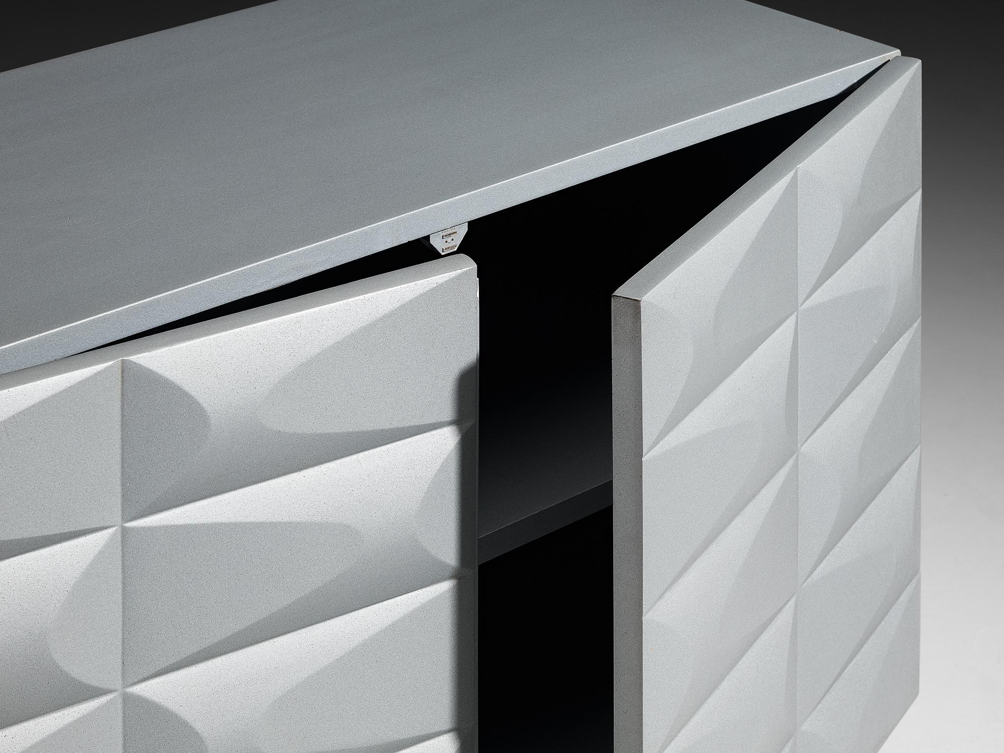 Brutalistischer Schrank in weichem Grau (Ende des 20. Jahrhunderts) im Angebot