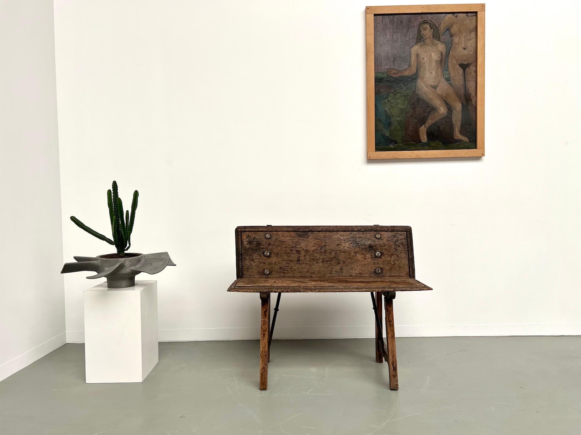 Un pezzo preferito per un arredamento unico, questa panchina unica nel suo genere è caratterizzata da uno schienale ornato da sei fiori in ottone. La sua base presenta rinforzi in metallo d'epoca; questo oggetto da collezione è comunque molto solido