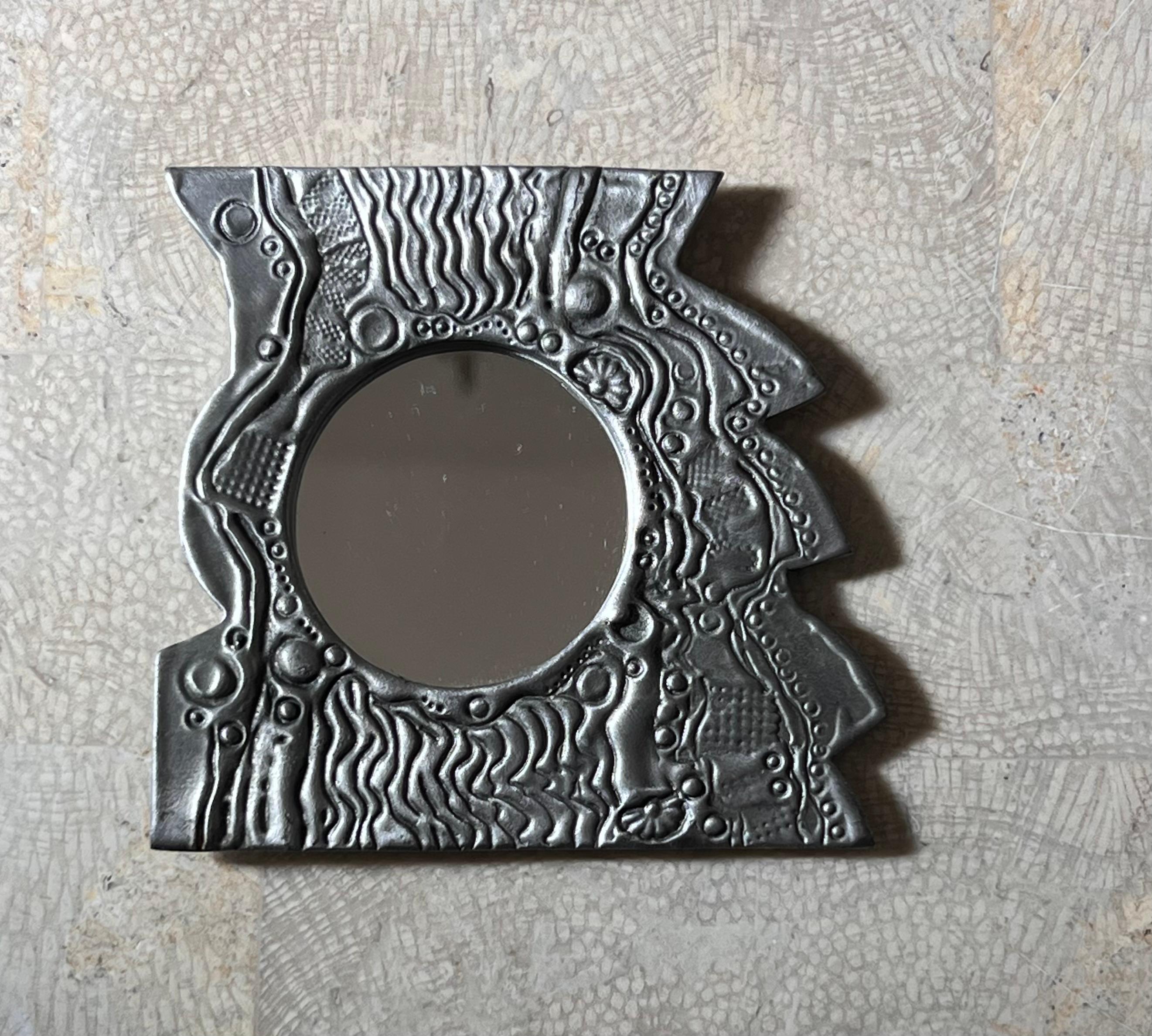Kleiner brutalistischer Metallwandspiegel von Don Drumm, signiert, spätes 20. Jahrhundert im Angebot 3