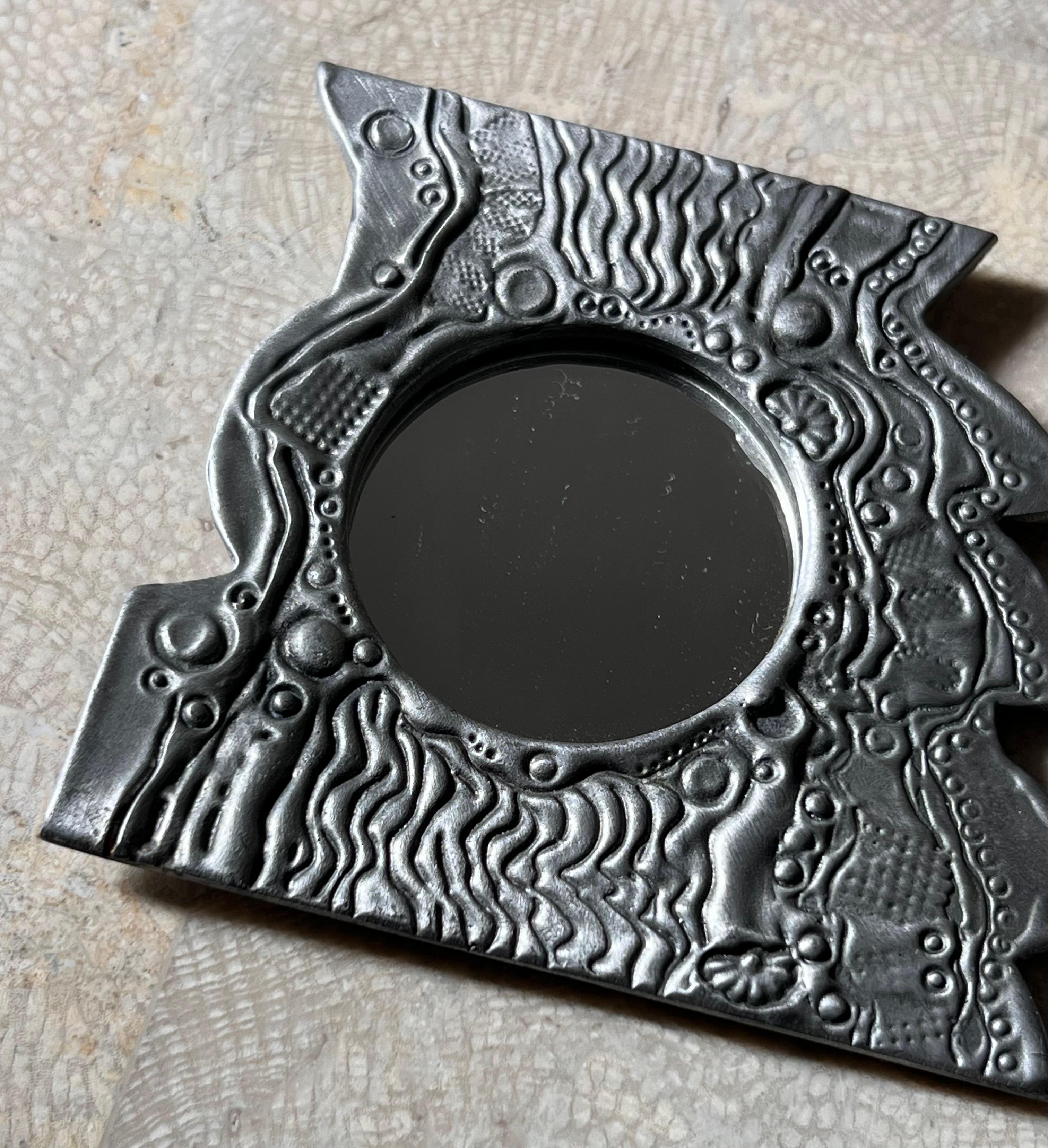 Kleiner brutalistischer Metallwandspiegel von Don Drumm, signiert, spätes 20. Jahrhundert (Brutalismus) im Angebot