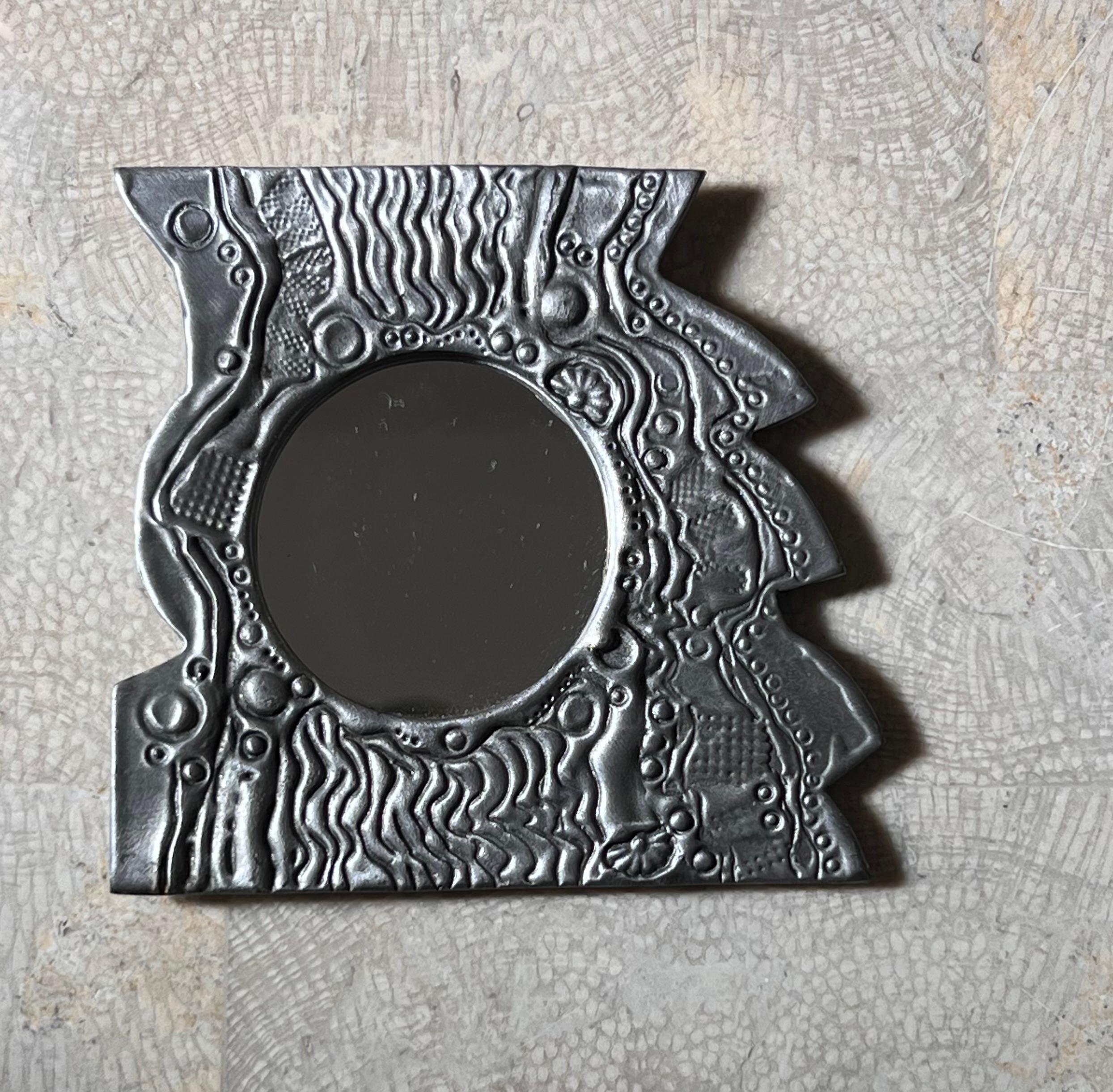 Kleiner brutalistischer Metallwandspiegel von Don Drumm, signiert, spätes 20. Jahrhundert (Handgefertigt) im Angebot