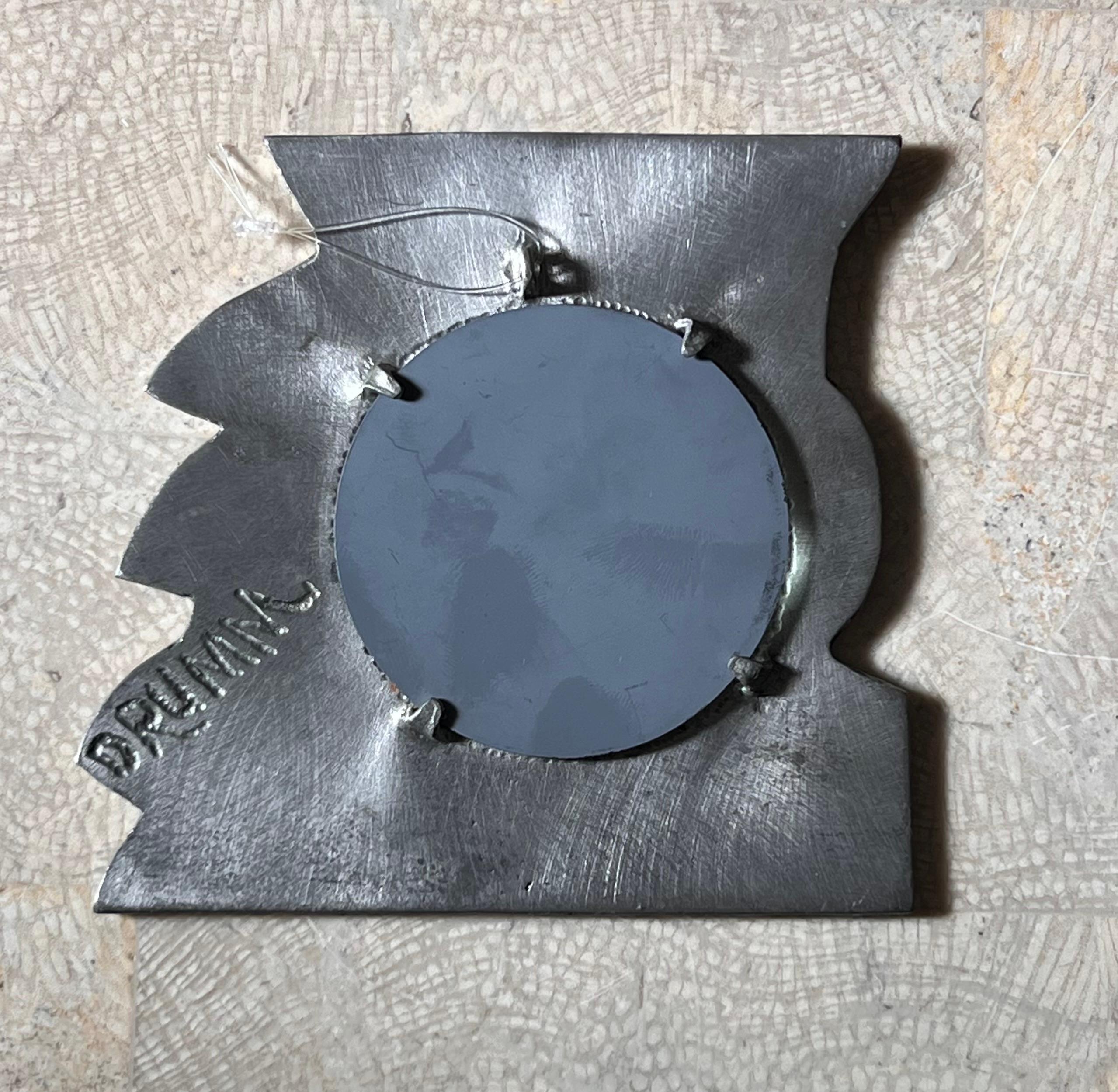 Kleiner brutalistischer Metallwandspiegel von Don Drumm, signiert, spätes 20. Jahrhundert im Zustand „Gut“ im Angebot in View Park, CA