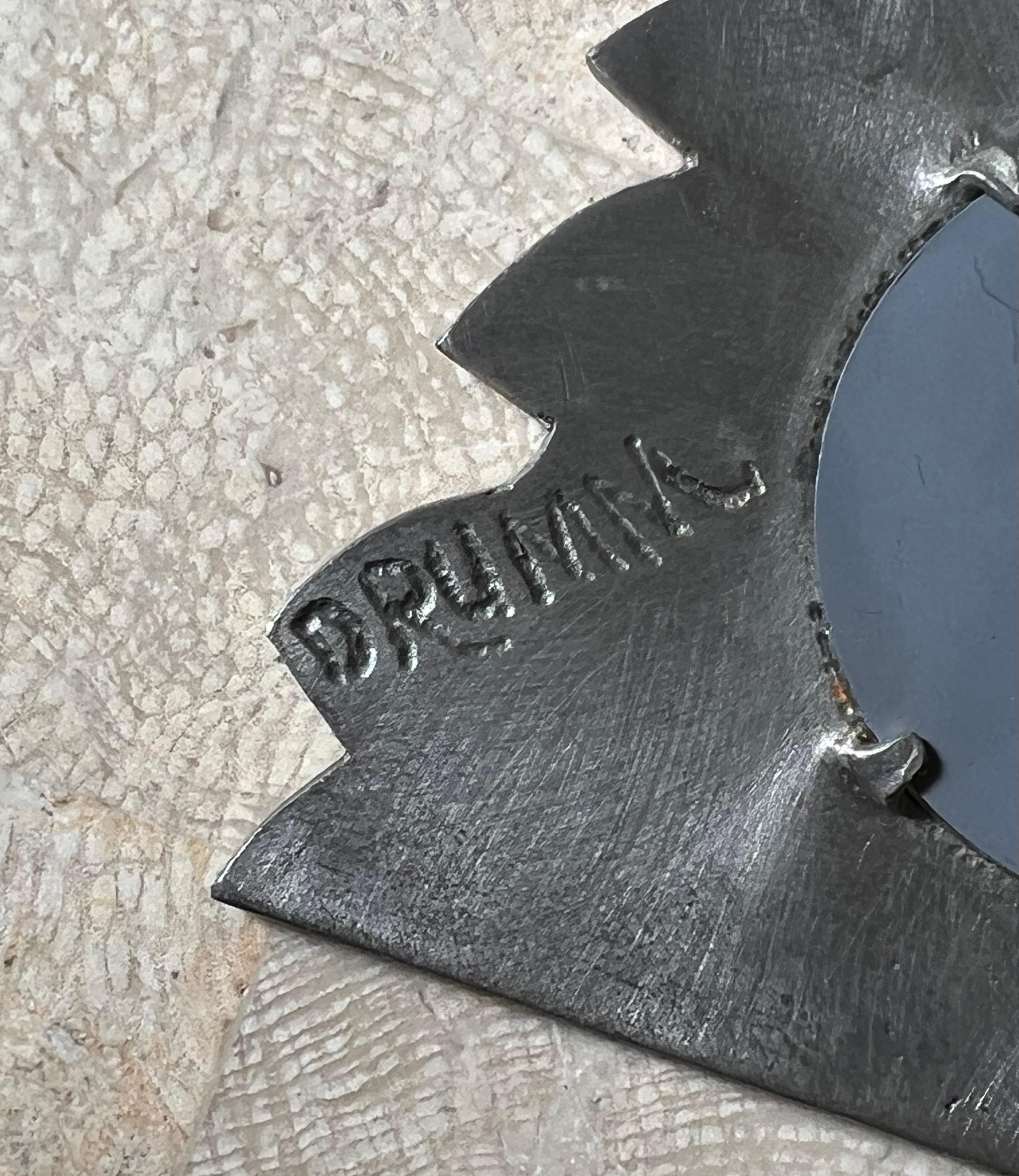 Kleiner brutalistischer Metallwandspiegel von Don Drumm, signiert, spätes 20. Jahrhundert (Aluminium) im Angebot