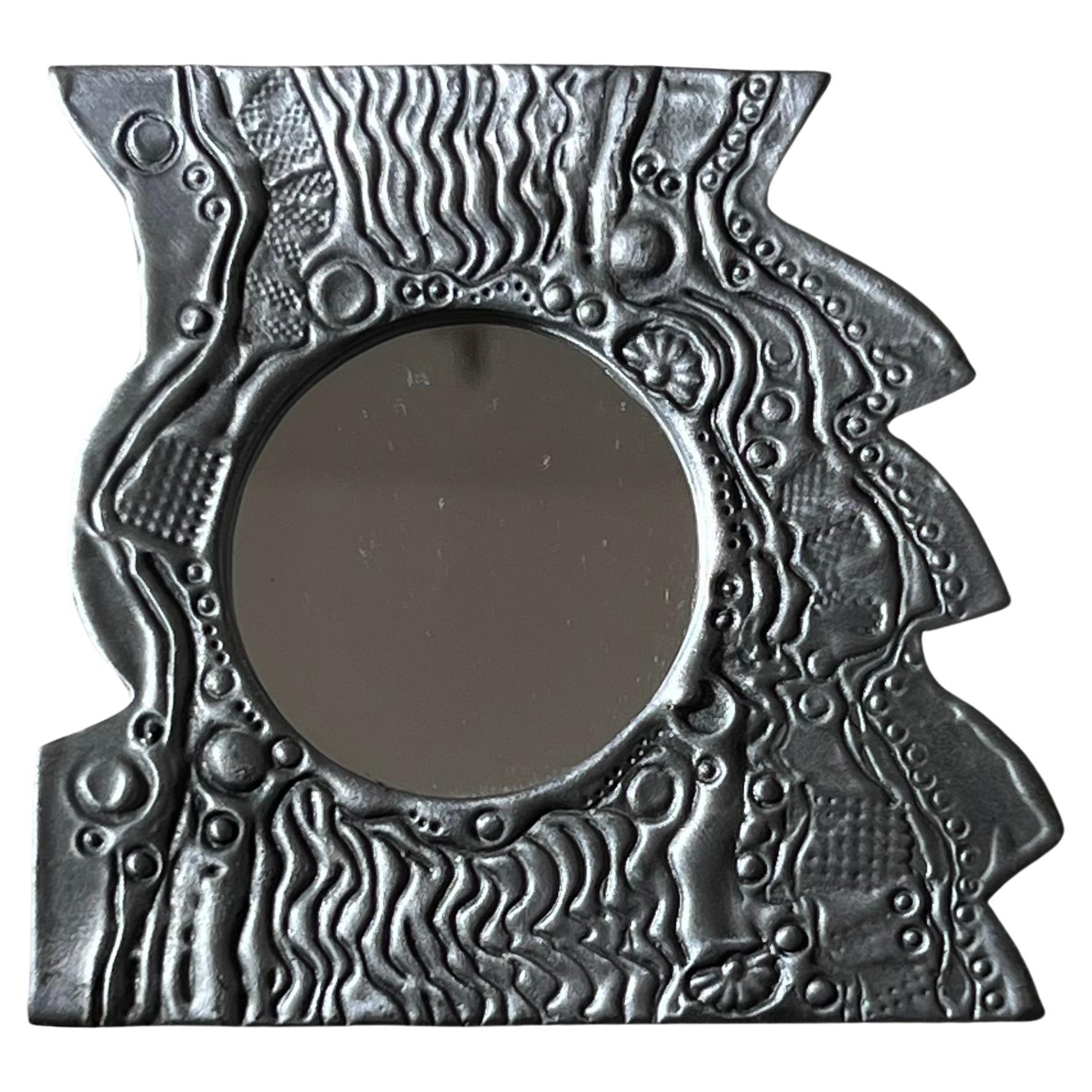 Kleiner brutalistischer Metallwandspiegel von Don Drumm, signiert, spätes 20. Jahrhundert im Angebot