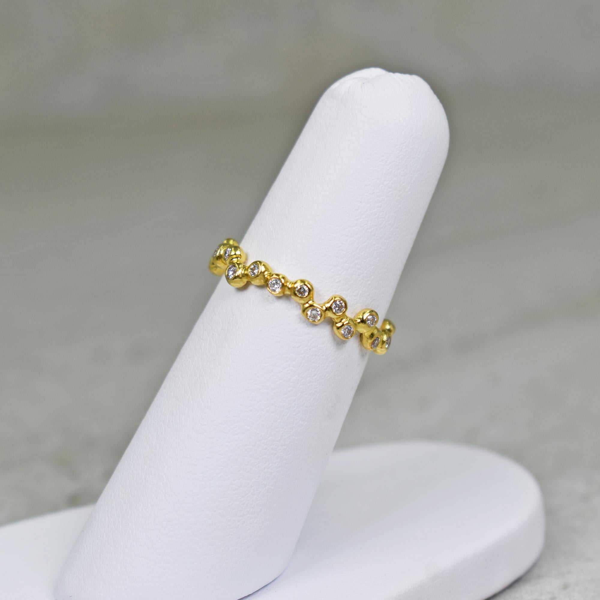 Contemporain Bague à anneau en or 22 carats avec petit diamant en forme de bulle en vente