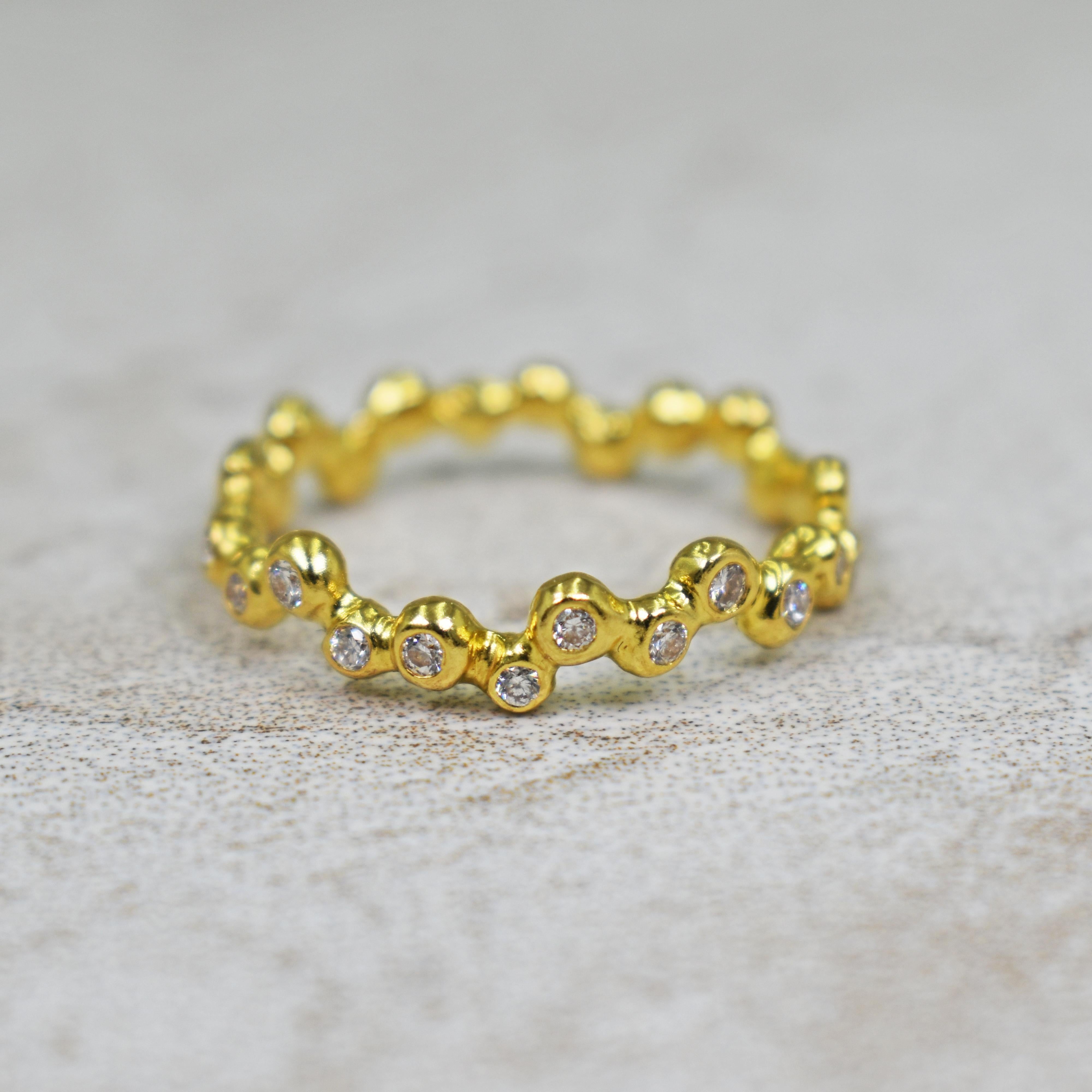 Bague à anneau en or 22 carats avec petit diamant en forme de bulle Neuf - En vente à Naples, FL