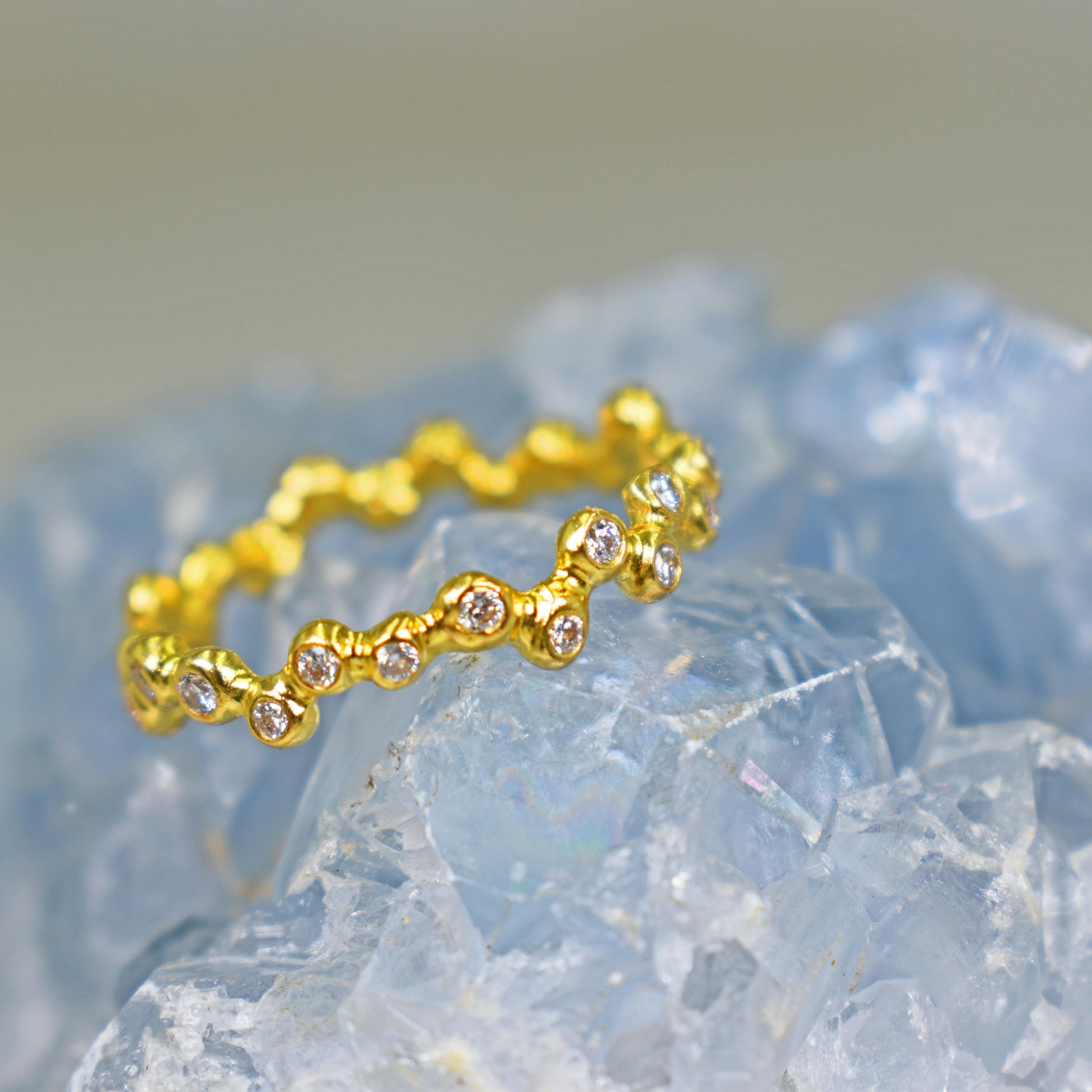 Bague à anneau en or 22 carats avec petit diamant en forme de bulle en vente 1