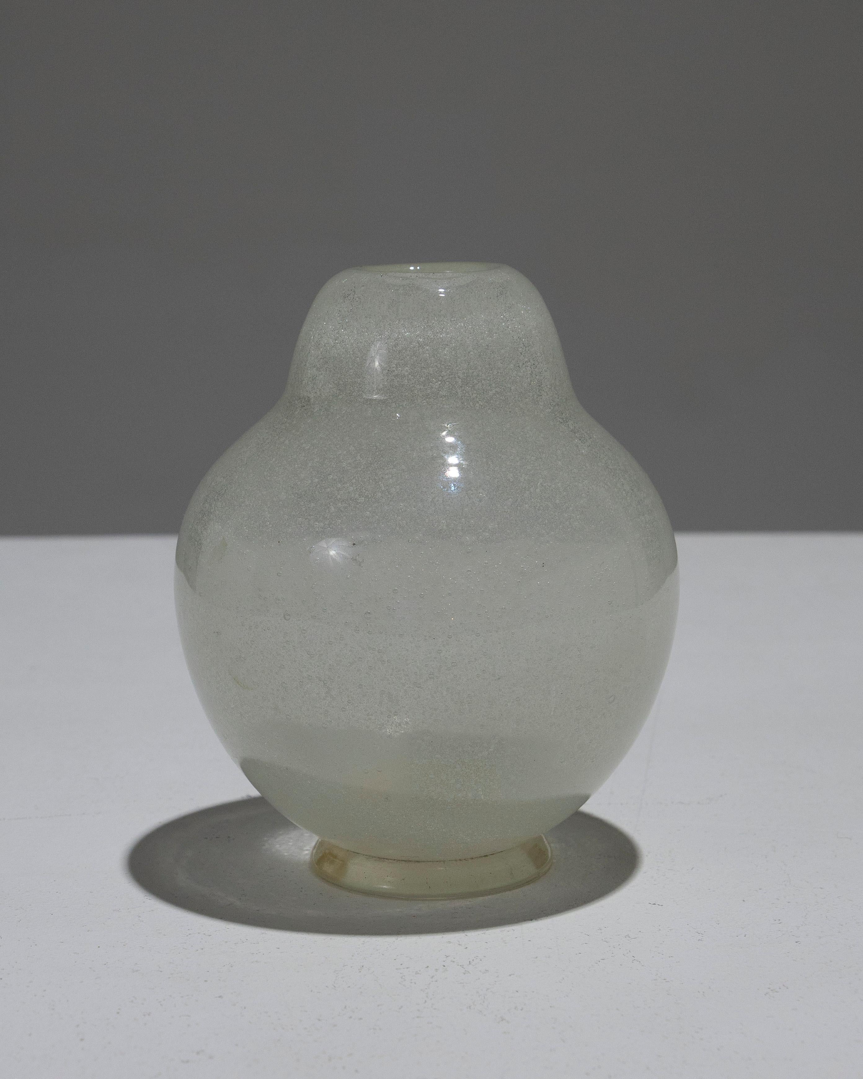 Piccolo vaso sferico in vetro a bolle lattiginose. La tecnica del vetro a bolle consiste nell'intrappolare piccole bolle d'aria all'interno del materiale durante il processo di produzione. Nel complesso buone condizioni.
DV1917