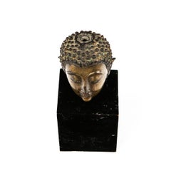 Pequeña cabeza de bronce de Buda, que mide 11 cm, y cabeza de bronce de Buda