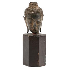 Pequeña cabeza de bronce de Buda, que mide 11 cm, y cabeza de bronce de Buda