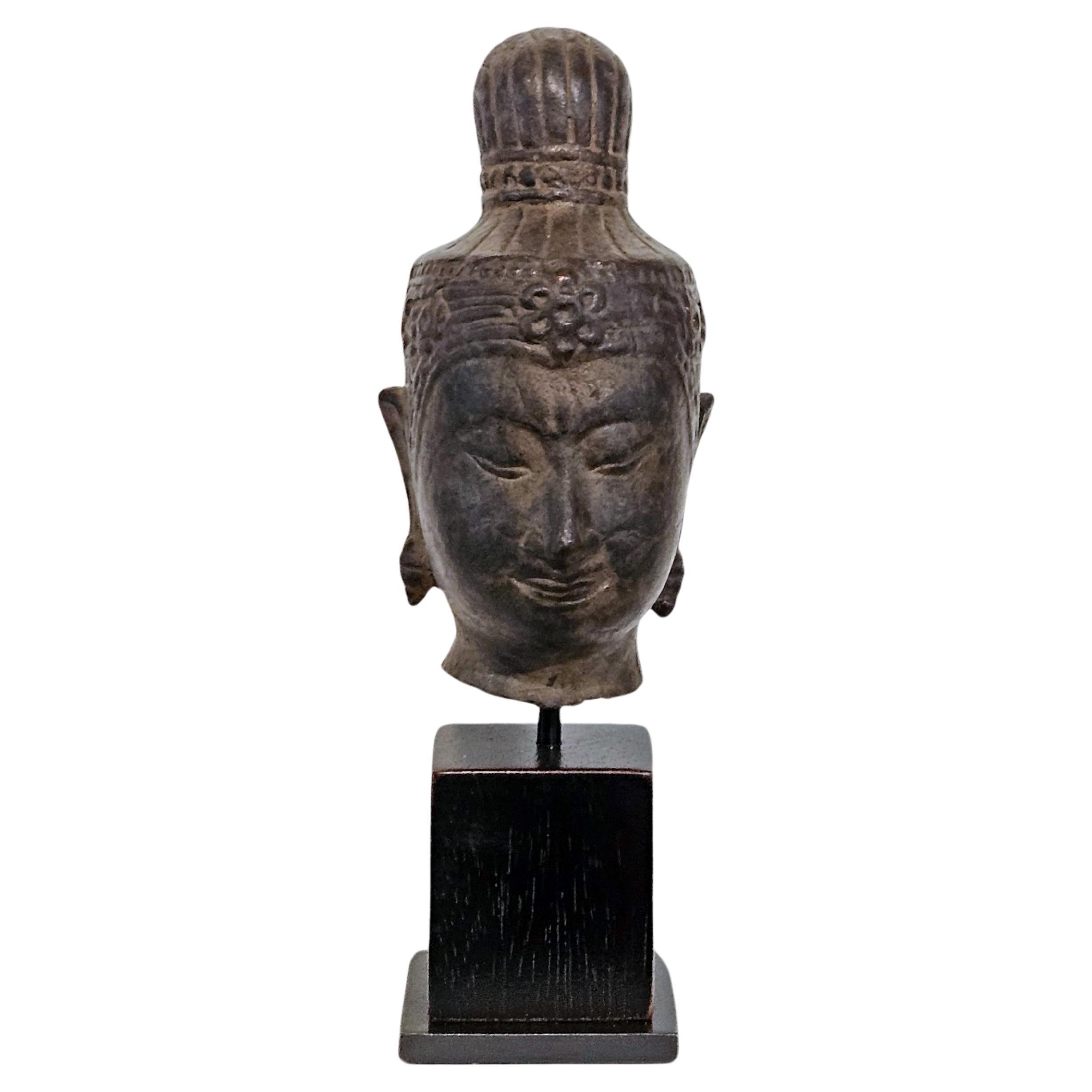 Small Buddha head in bronze For Sale