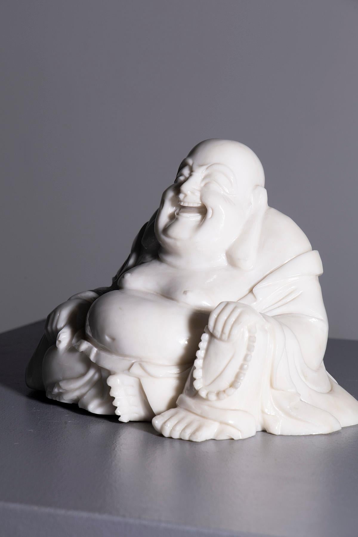 Chinoiseries Petite statue de Bouddha en jade blanc en vente
