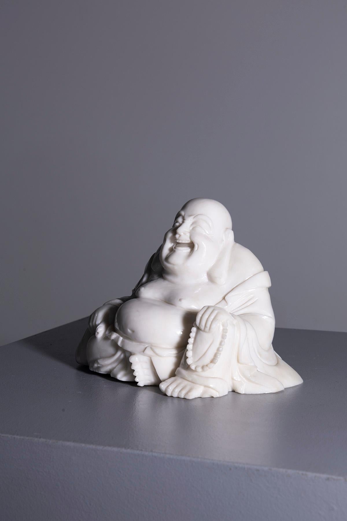 Chinese Petite statue de Bouddha en jade blanc en vente