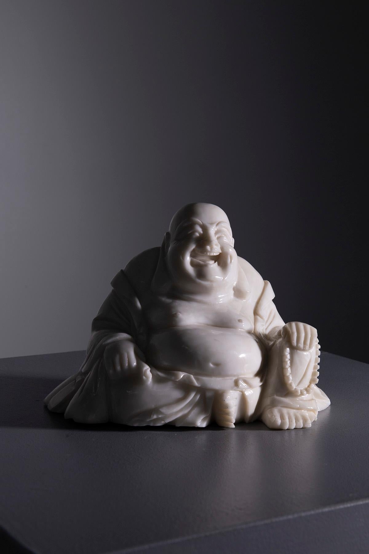 Petite statue de Bouddha en jade blanc Bon état - En vente à Milano, IT