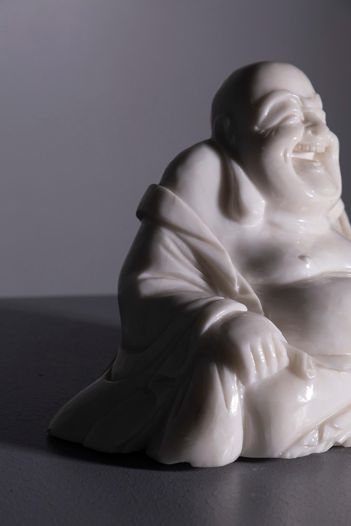 Early 20th Century Petite statue de Bouddha en jade blanc en vente