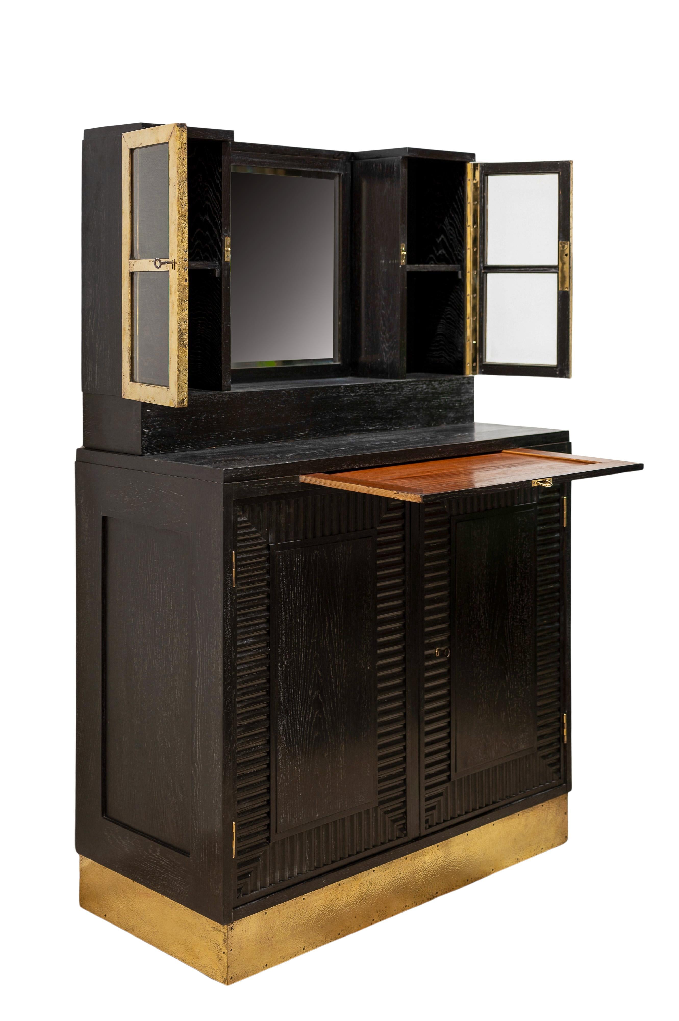 Questo piccolo buffet fa parte di un set per la sala da pranzo.

Piccolo buffet, Fritz Nagel (disegno), Adolf Nagel (esecuzione), scuola di Josef Hoffmann, 1910 ca.

Abete impiallacciato in rovere, tinto di nero e imbiancato, interno impiallacciato