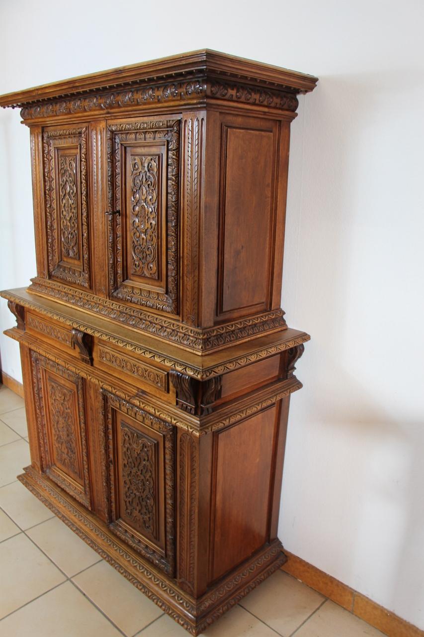 Small buffet two bodies in carved walnut Renaissance style opening to four doors and a large drawer in very good condition. Measure: 149 cm.
