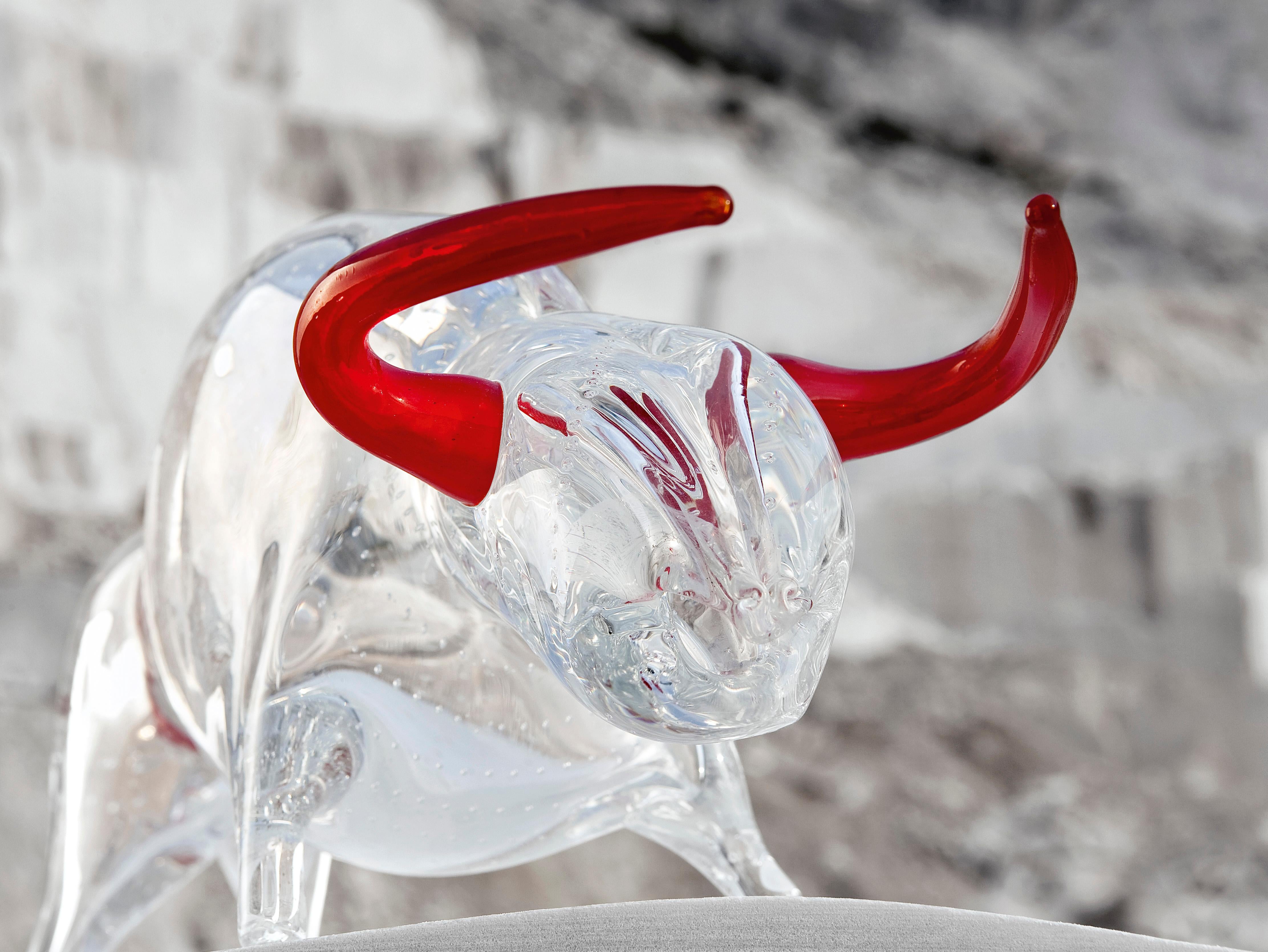 Kleiner Stier mit roten Hornen, aus Glas, Italien (Italienisch) im Angebot