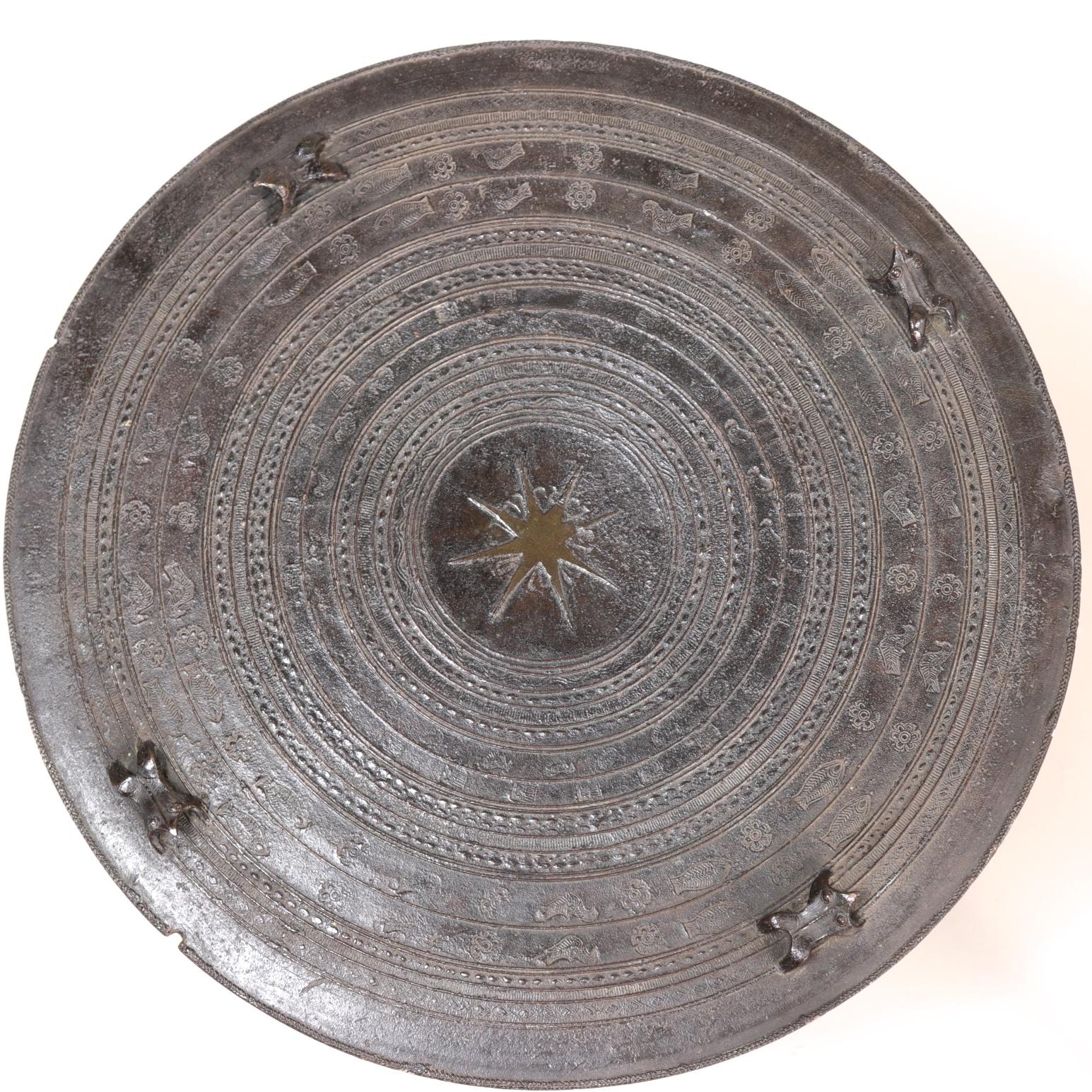 Burmese Karen Frog Drum, un petit tambour de bronze (Heger Type III), Pazi (Birman), pam klo' (Karen) également connu sous le nom de 