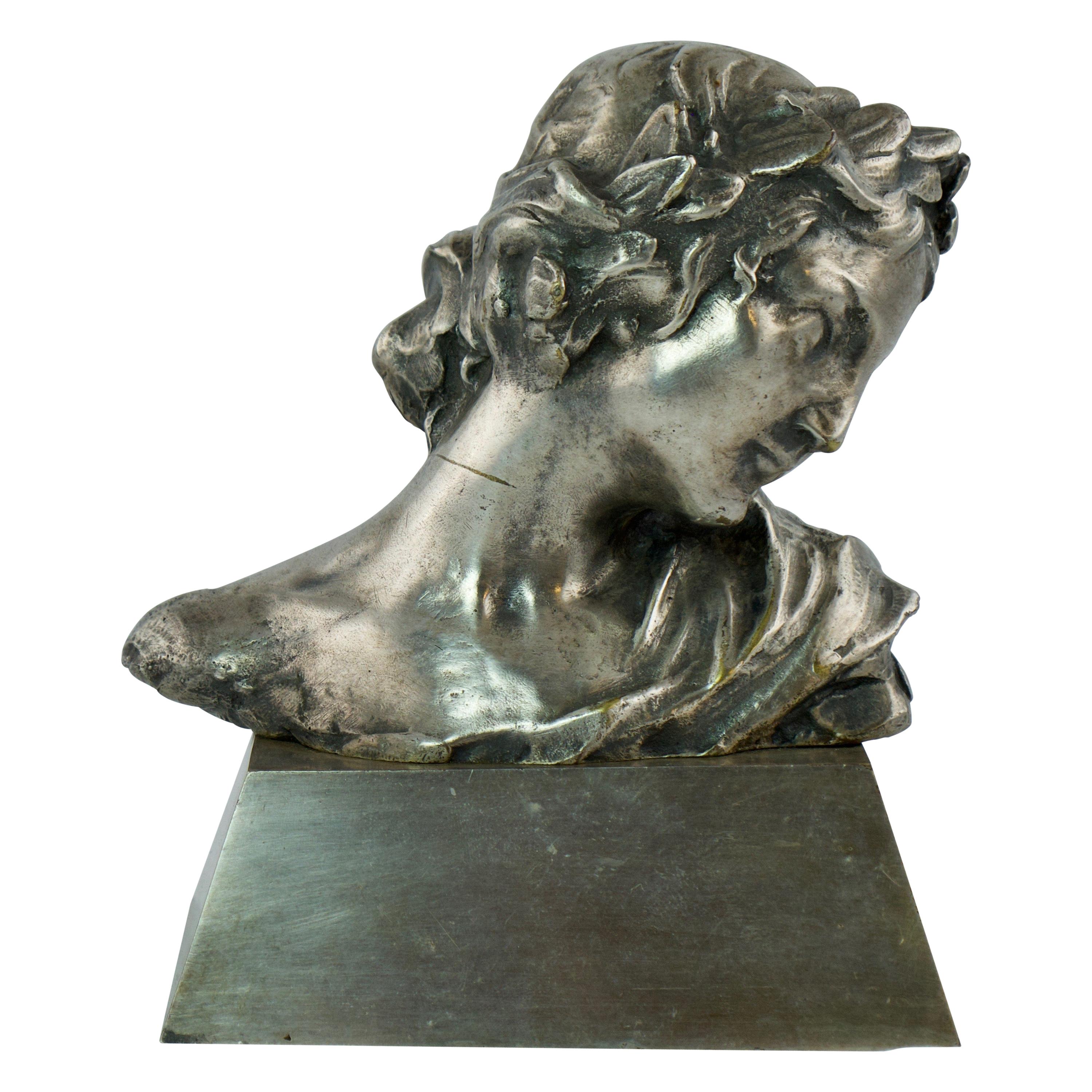 Petit buste de tête de femme en bronze argenté
