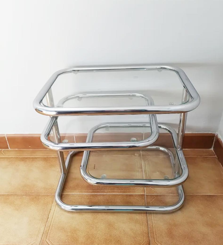 Small but extendable steel tube side or caffe table from the 70s
45W 35D 40H  
Extended 120 cm
Ideal table for small spaces
Coffee or coffee table made of steel tube and  glass
  oprecious central table or waiter's table with wheels
It is a table