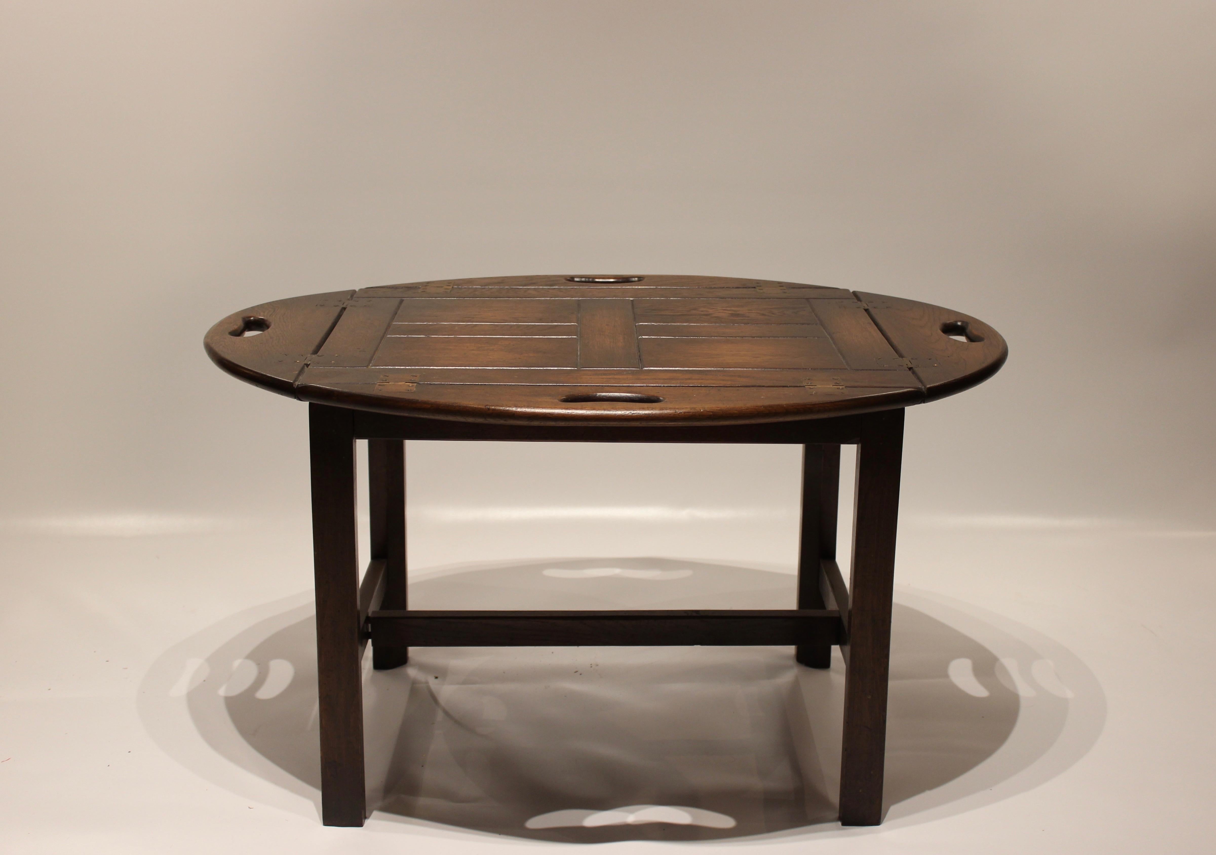 Small Butler's tray in mahogany and of English design from the 1960s. The table is in great vintage condition.