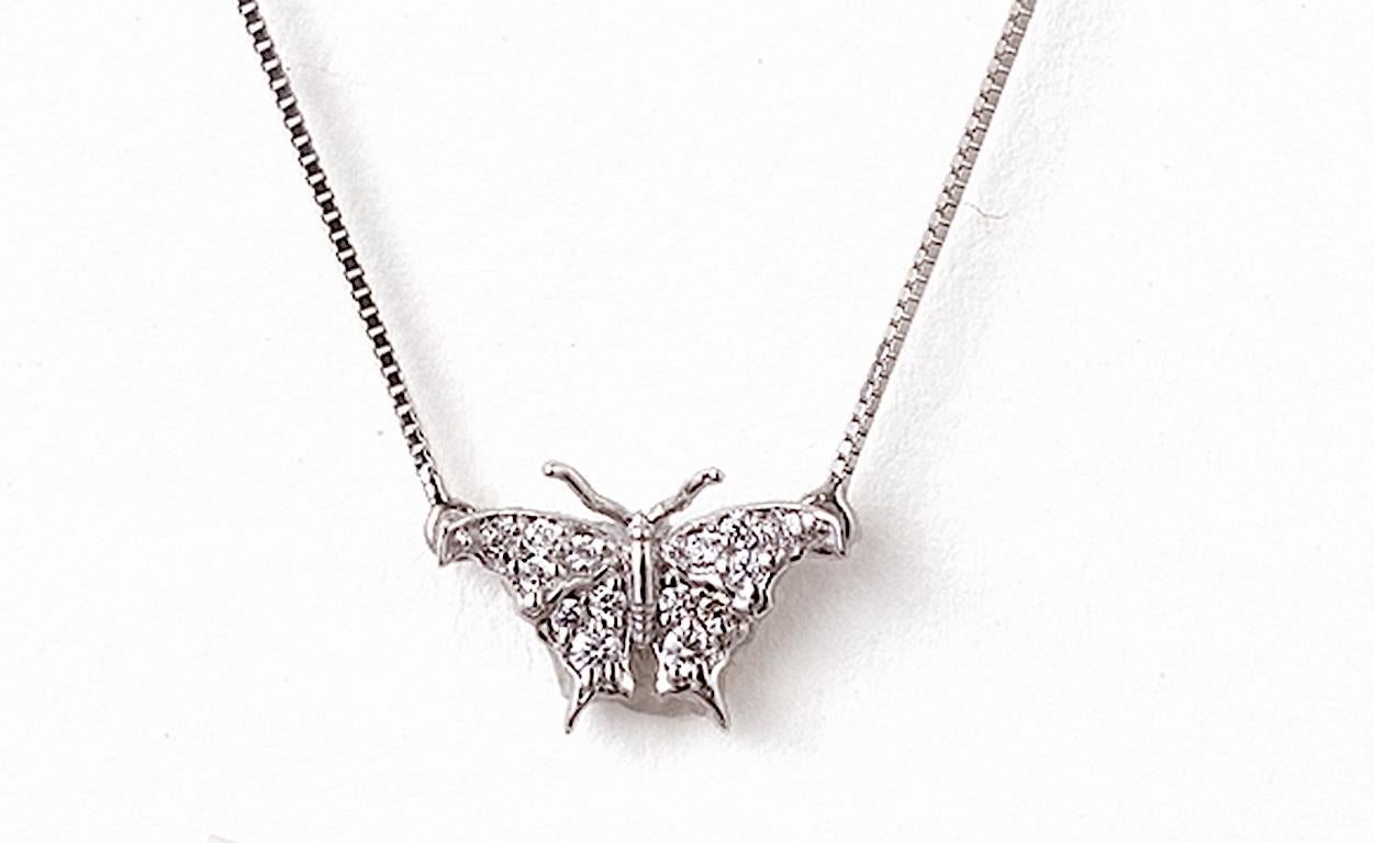 Taille brillant Collier de diamants petit papillon Vue de face Or blanc en vente