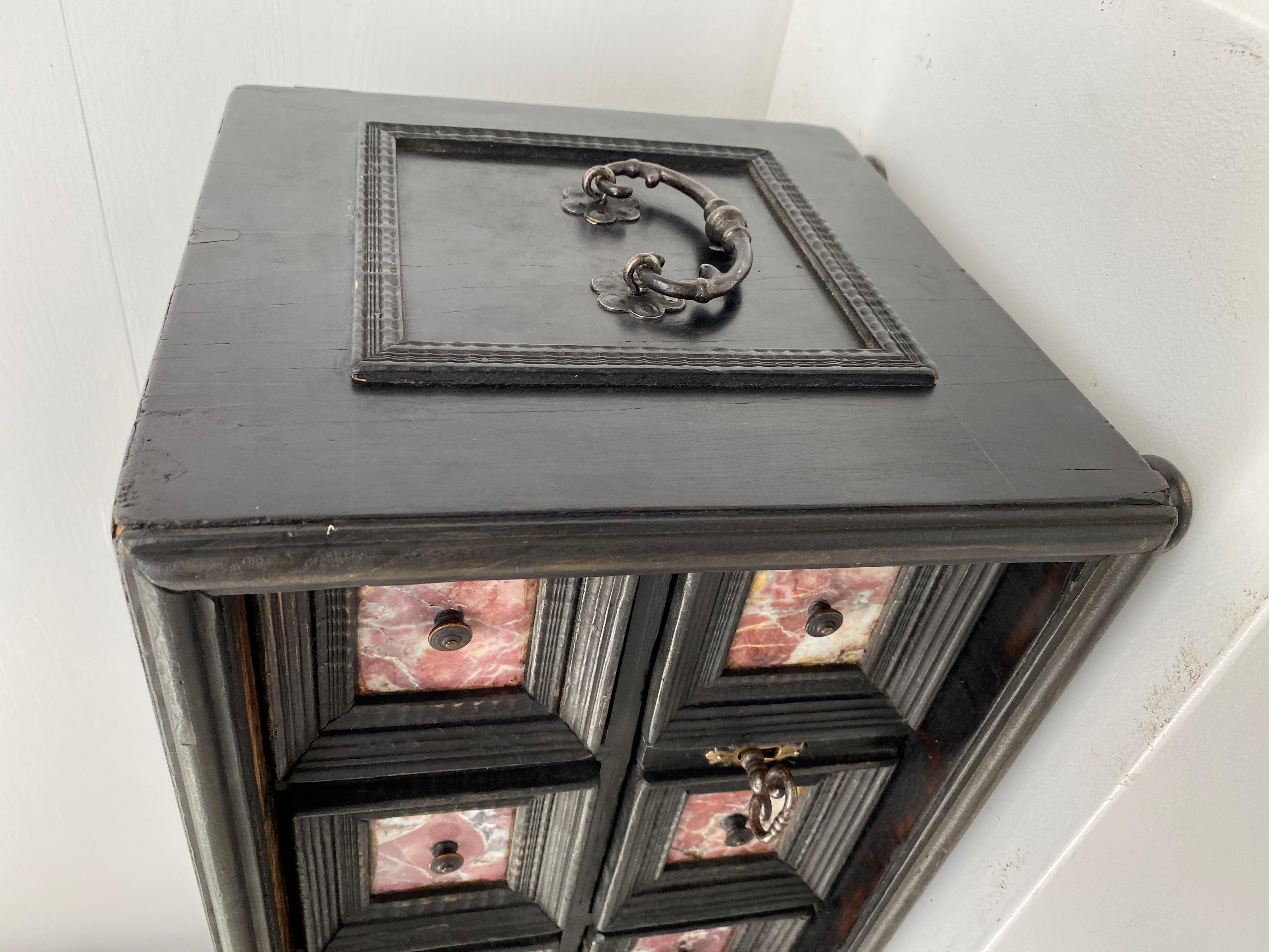 XVIIIe siècle Petit cabinet de curiosités avec finition en marbre en vente