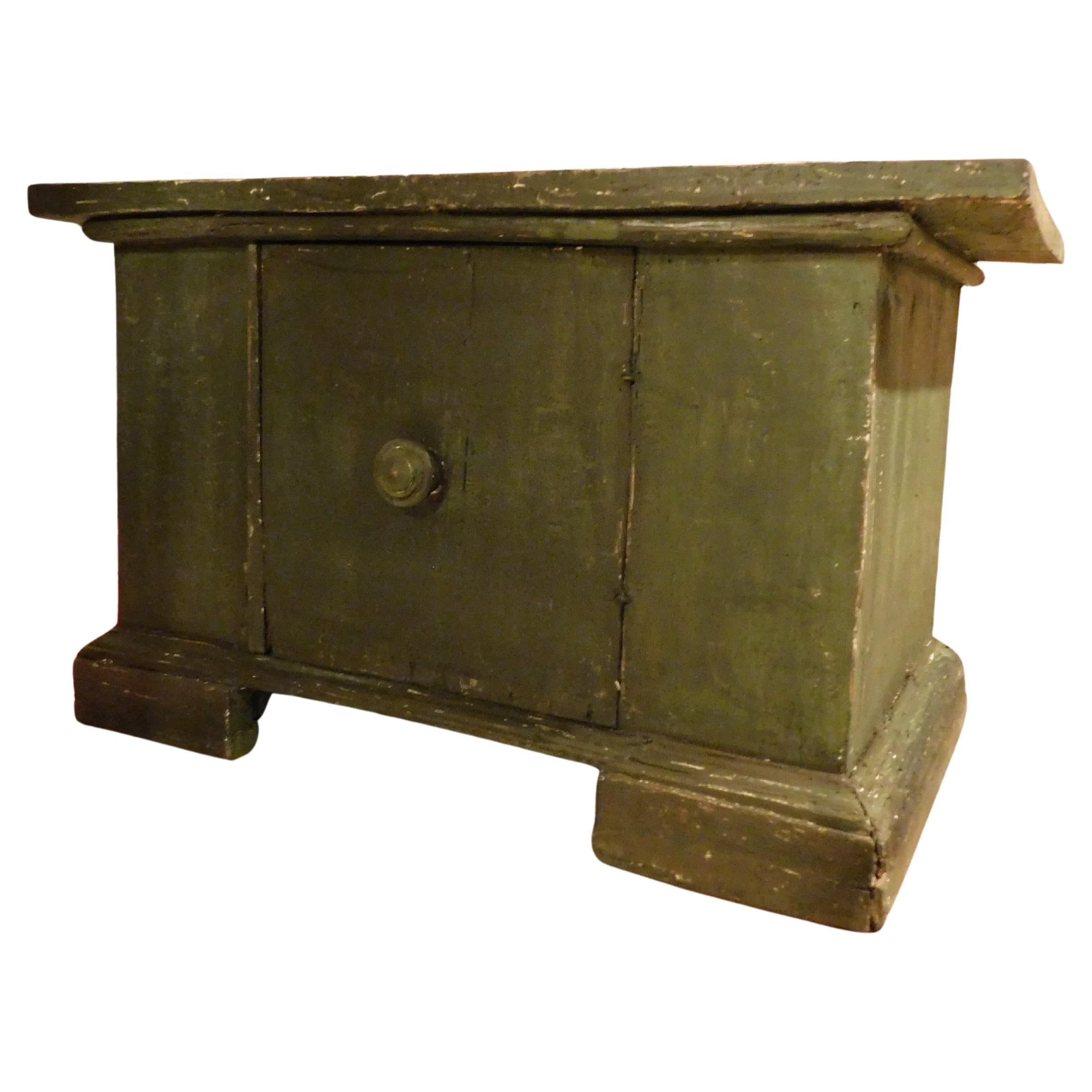 Armario Pequeño Antiguo, armario de madera lacada en verde botella, con puerta abatible y compartimento interior de almacenaje, similar a un pequeño armario pero con una puerta cómoda y muy contenedora, fácil de colocar en cualquier interior gracias