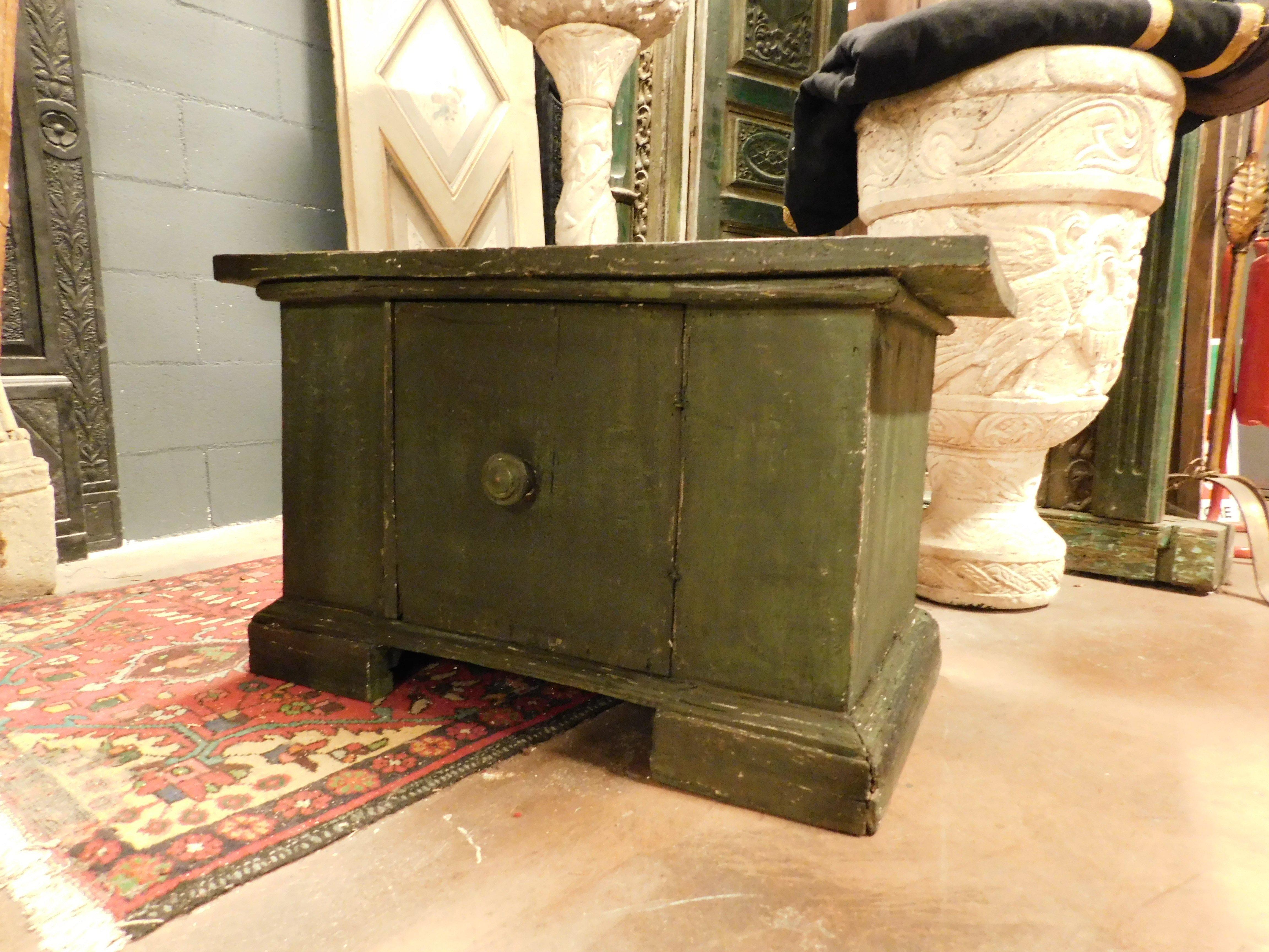 Armario pequeño, armario de madera lacada en verde con puerta, Italia Pintado a mano en venta
