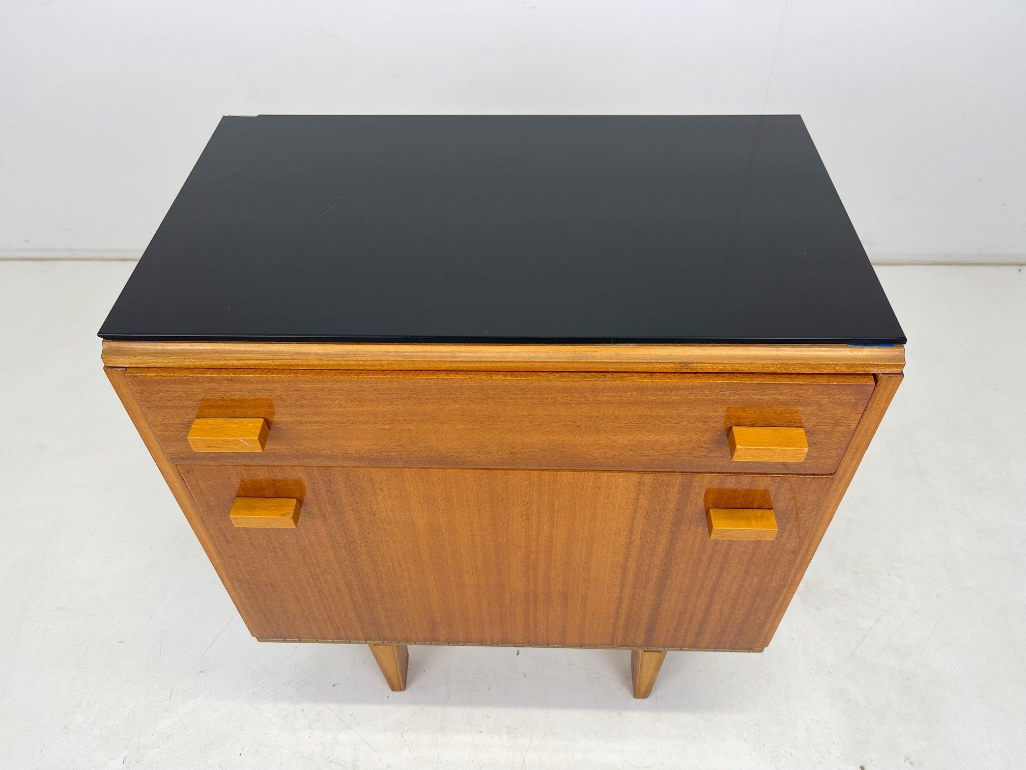 Mid-Century Modern Petit meuble de rangement ou table de chevet par Frantisek Mezulanik, années 1960 en vente