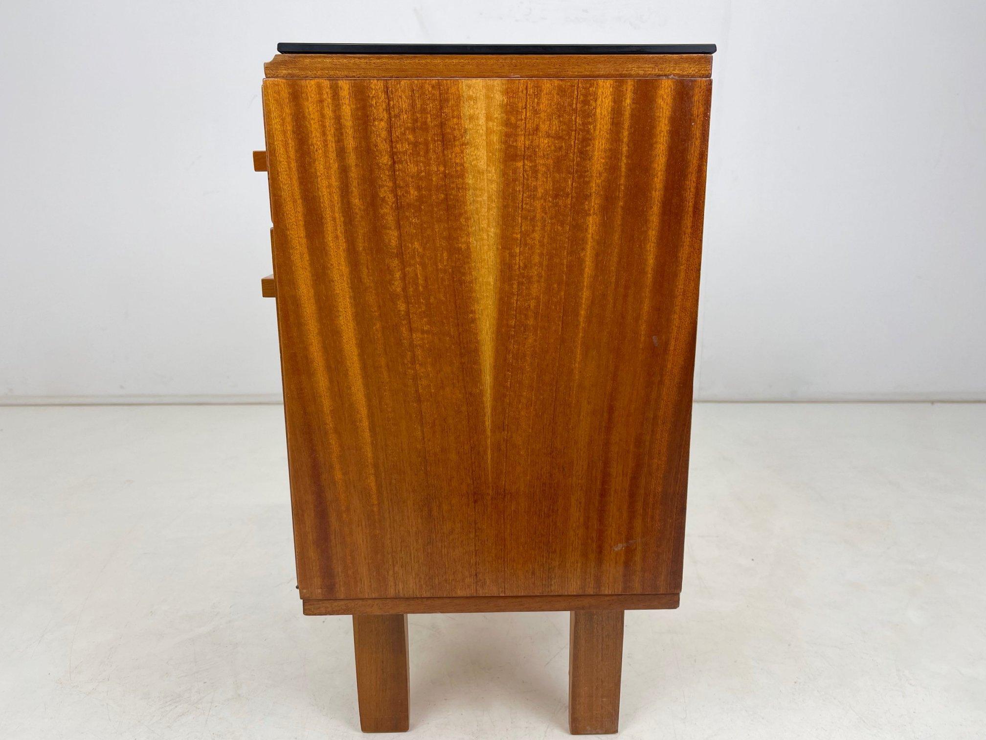 Kleiner Schrank oder Nachttisch von Frantisek Mezulanik, 1960er Jahre (Glas) im Angebot