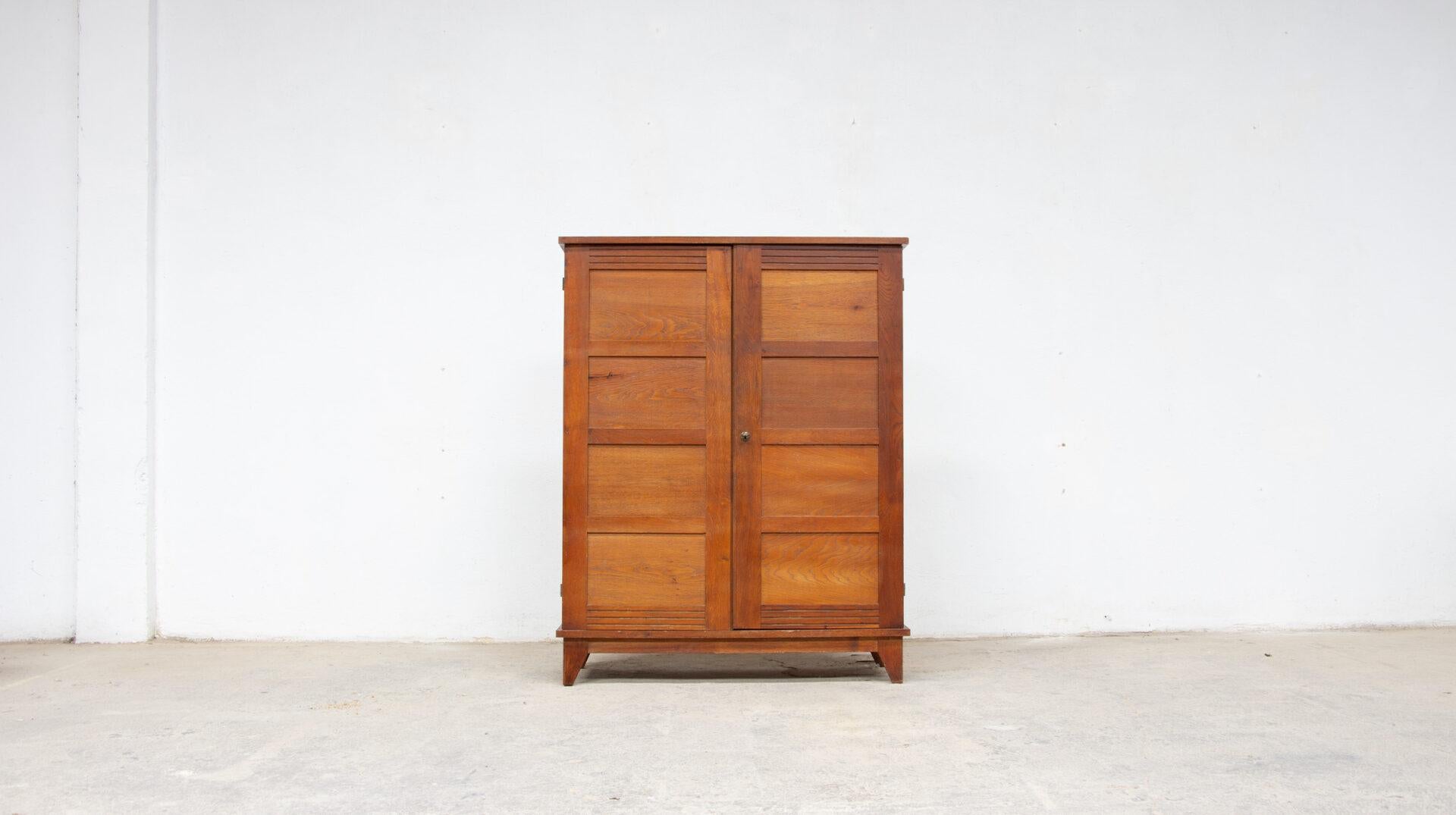 Small Oak Cabinet by René Gabriel (1890-1950)
Reconstruction period
Rare model in this format.
Decorative grooves. Original lock and key.

Removable shelves.

Signs of age here and there.
Very beautiful patina.

The so-called “disaster victims
”