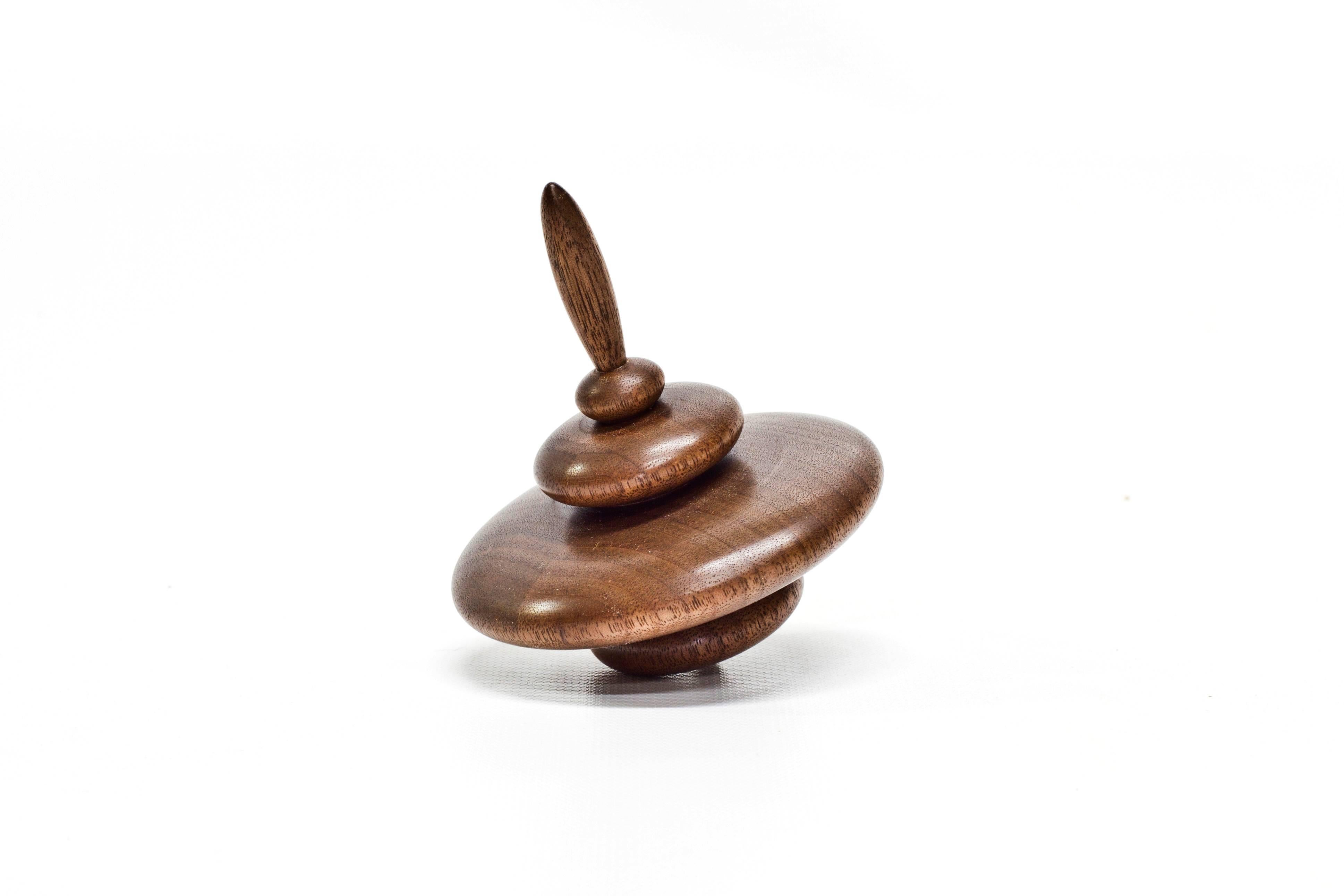 Moderne Petite toupie Cairn Elemental en noyer huilé par Alvaro Uribe pour Wooda en vente