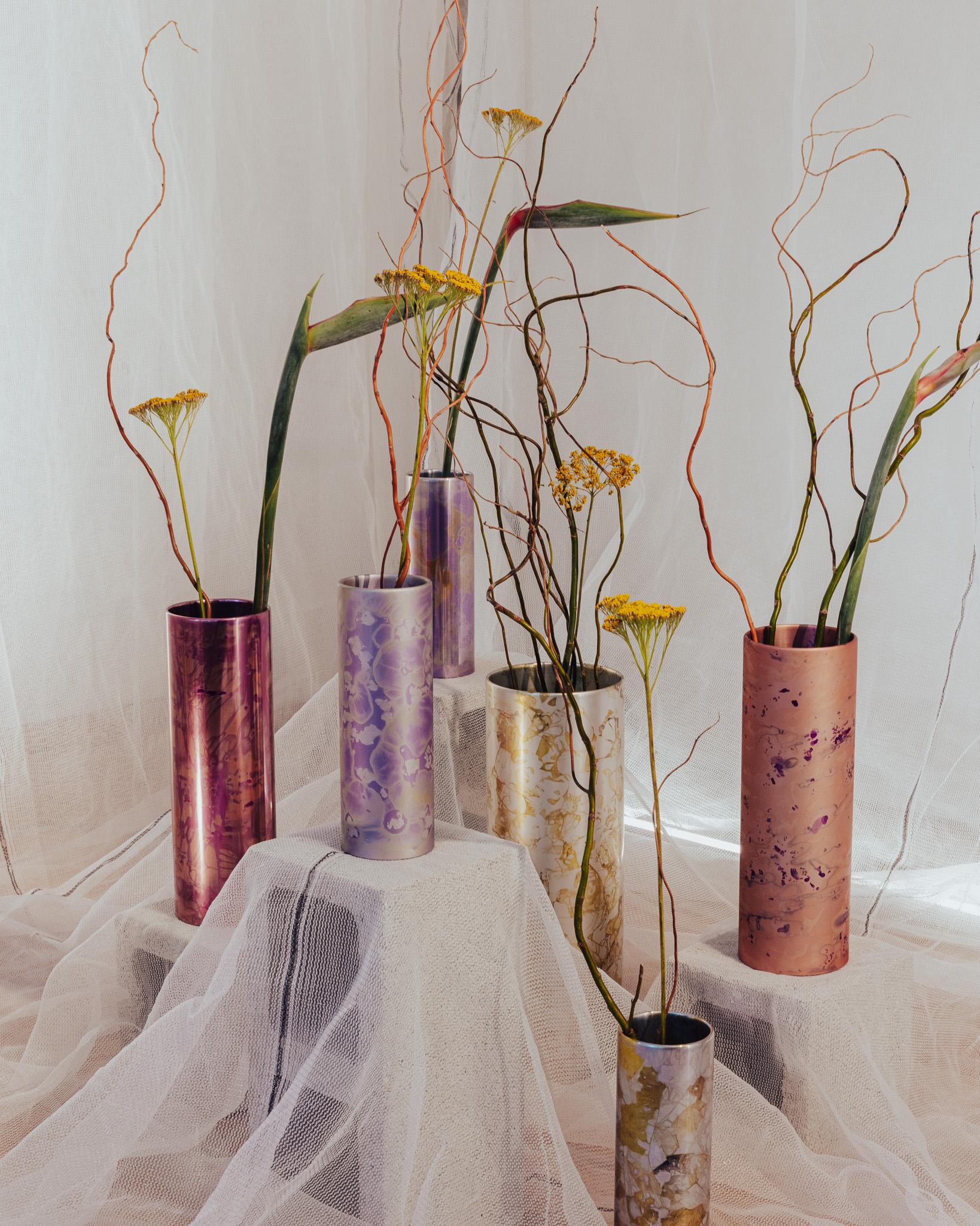 Européen Petit vase Cambium Aluminium anodisé teinté dans la masse rose mat par Studio Loop Loop en vente