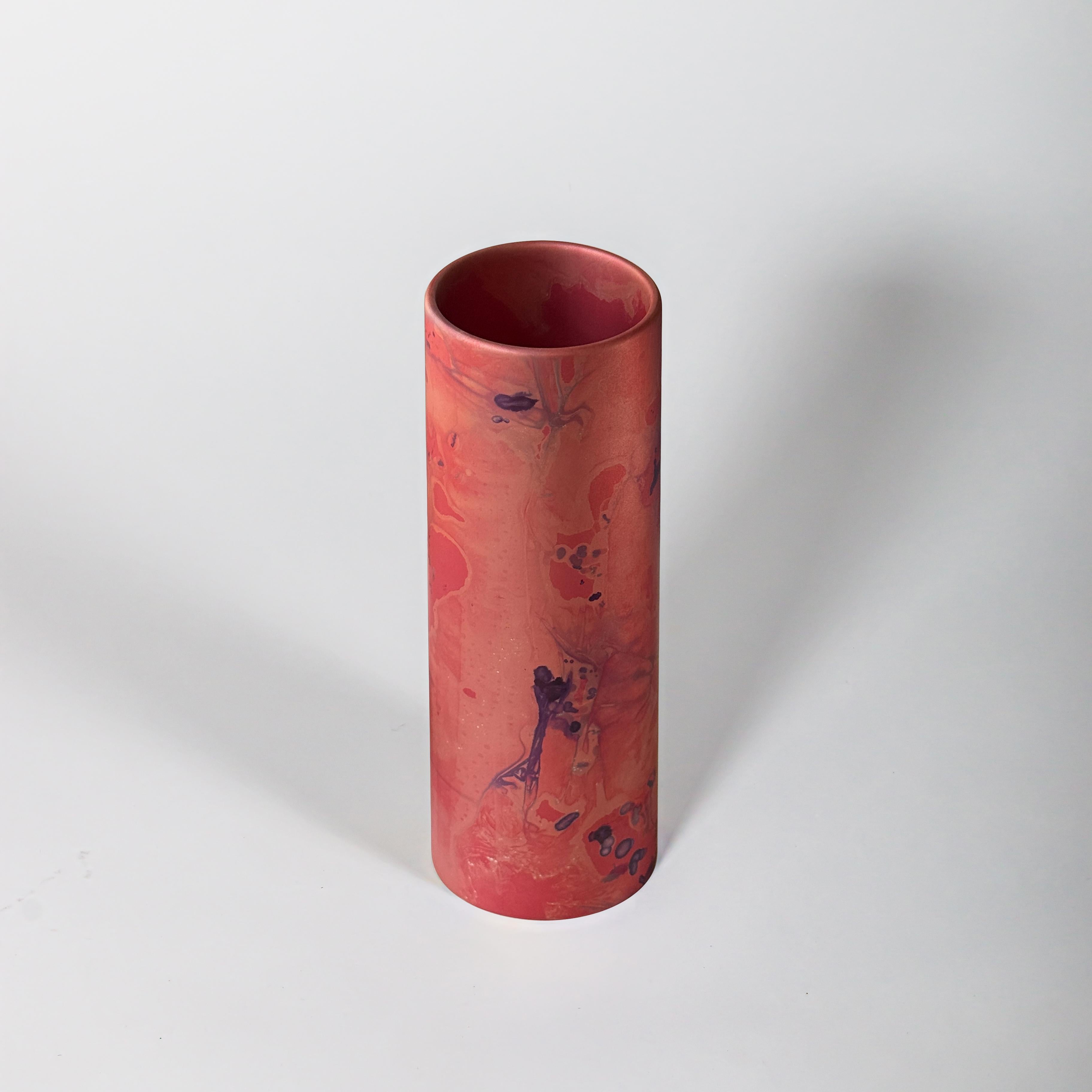 Anodisé Petit vase Cambium Aluminium anodisé teinté dans la masse rose mat par Studio Loop Loop en vente