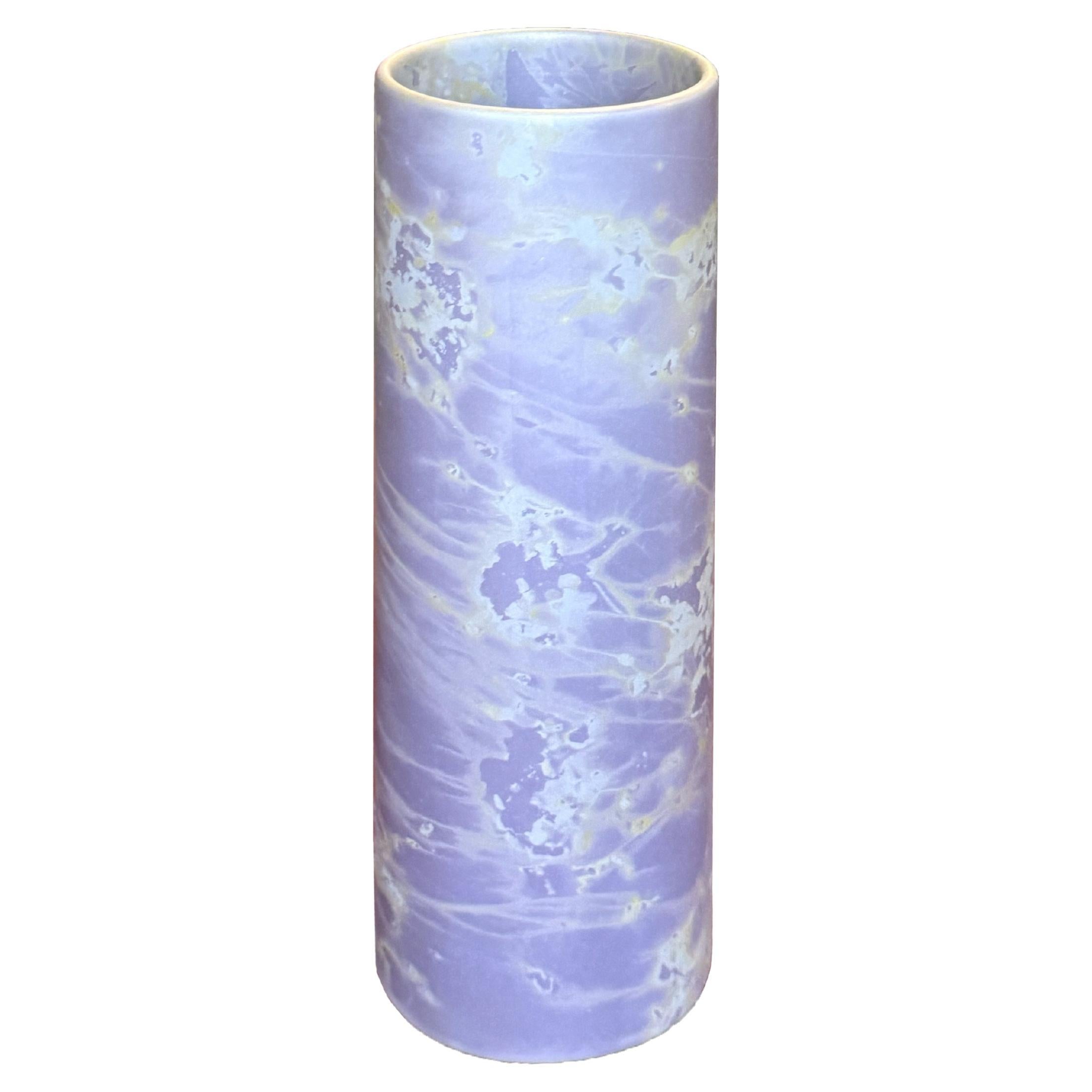 Petit vase en cambium violet mat teinté dans la masse en aluminium anodisé par Studio Loop Loop