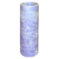 Petit vase en cambium violet mat teinté dans la masse en aluminium anodisé par Studio Loop Loop